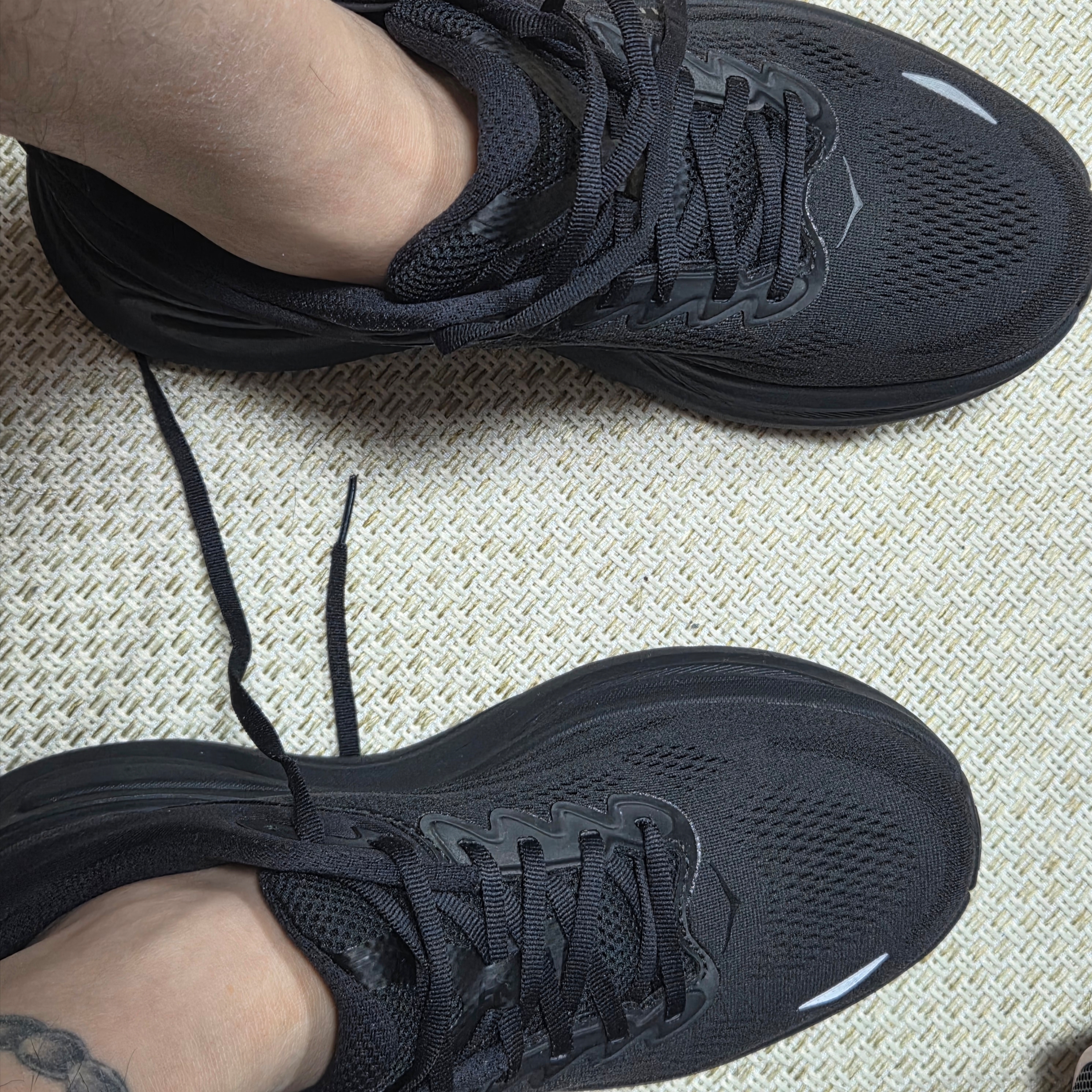 Hoka Bondi 9 Black - Wide 착용 스타일