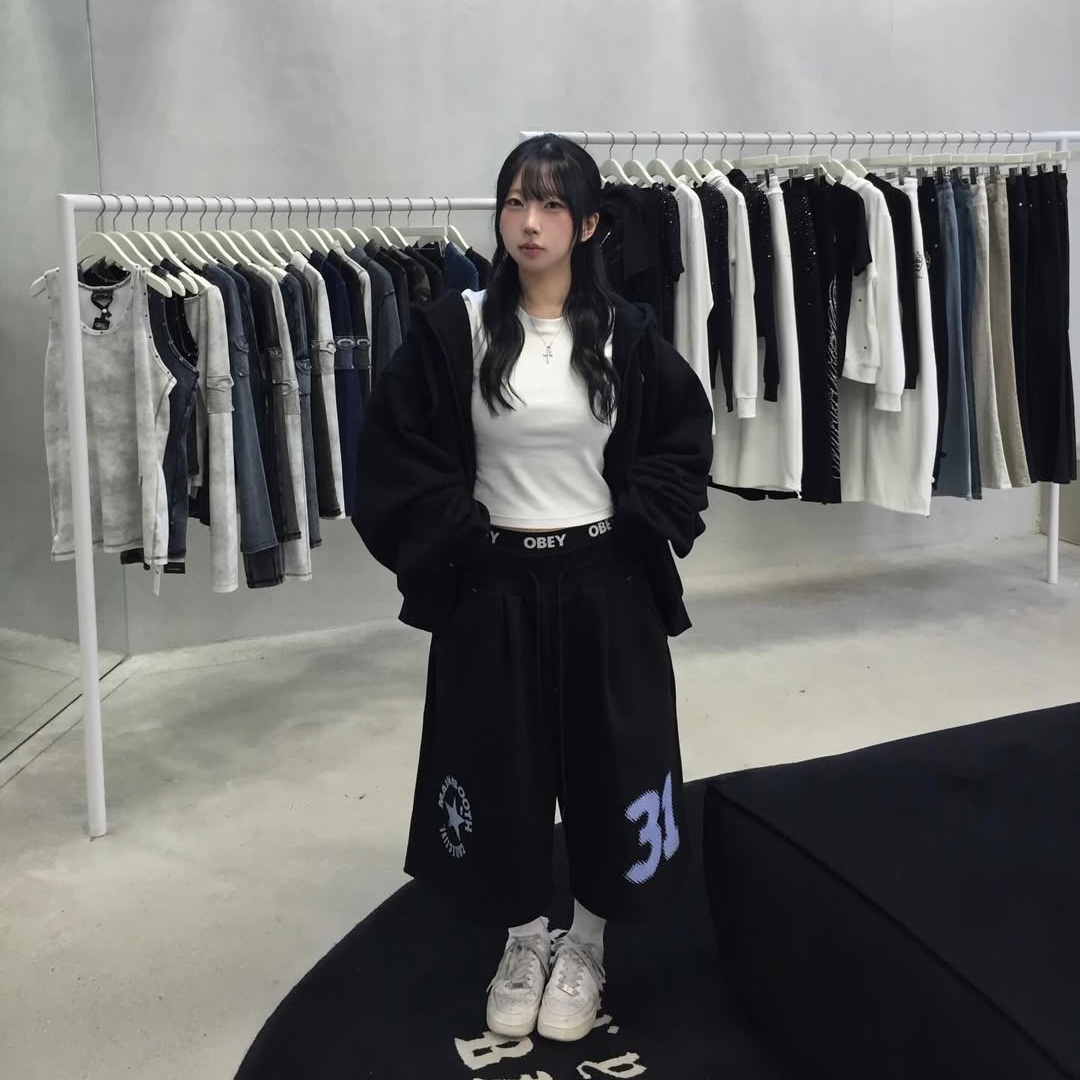 MAINBOOTH Boxer Oversized Sweat Shorts Black 착용 스타일 - 3