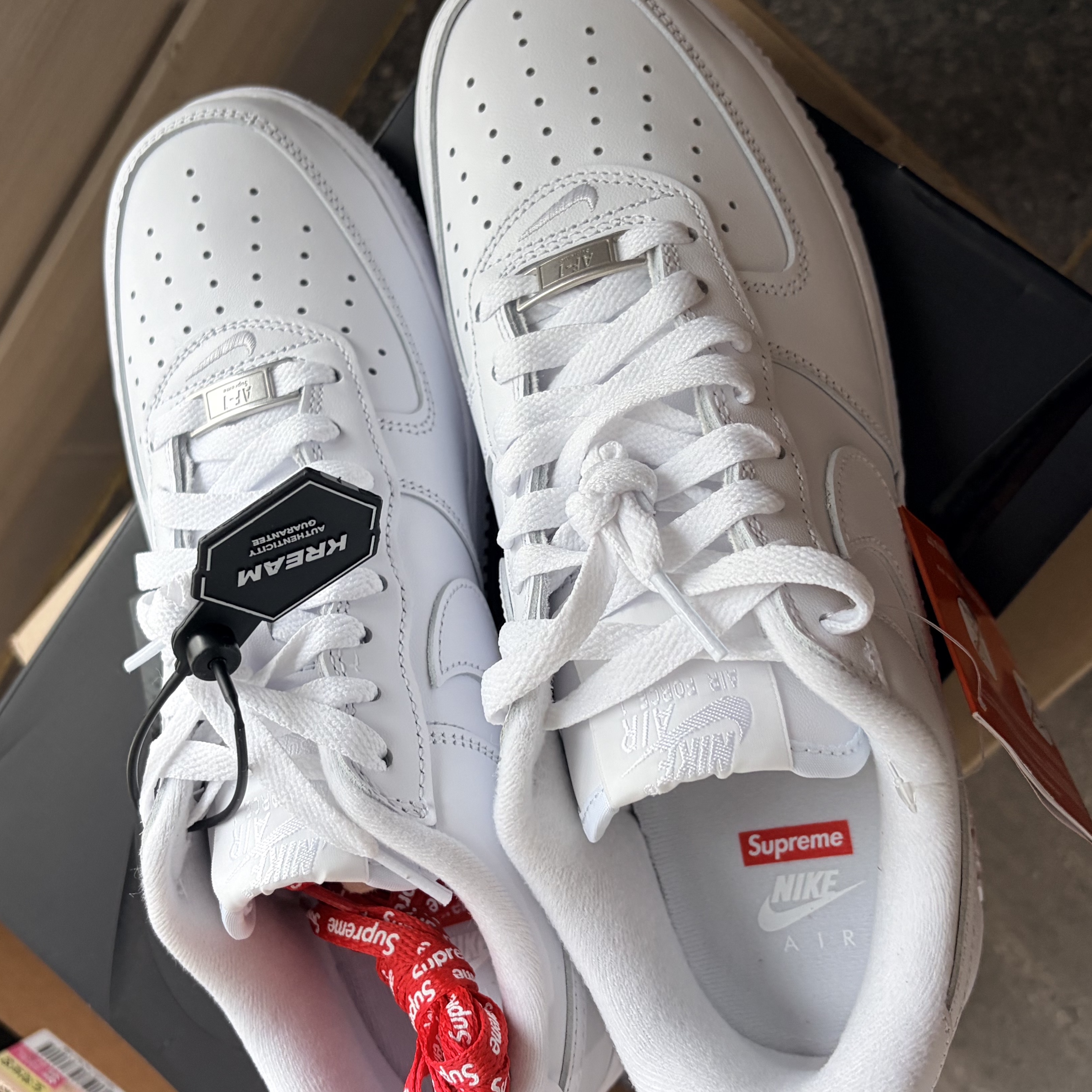 Nike x Supreme Air Force 1 Low White 착용 스타일 - 4