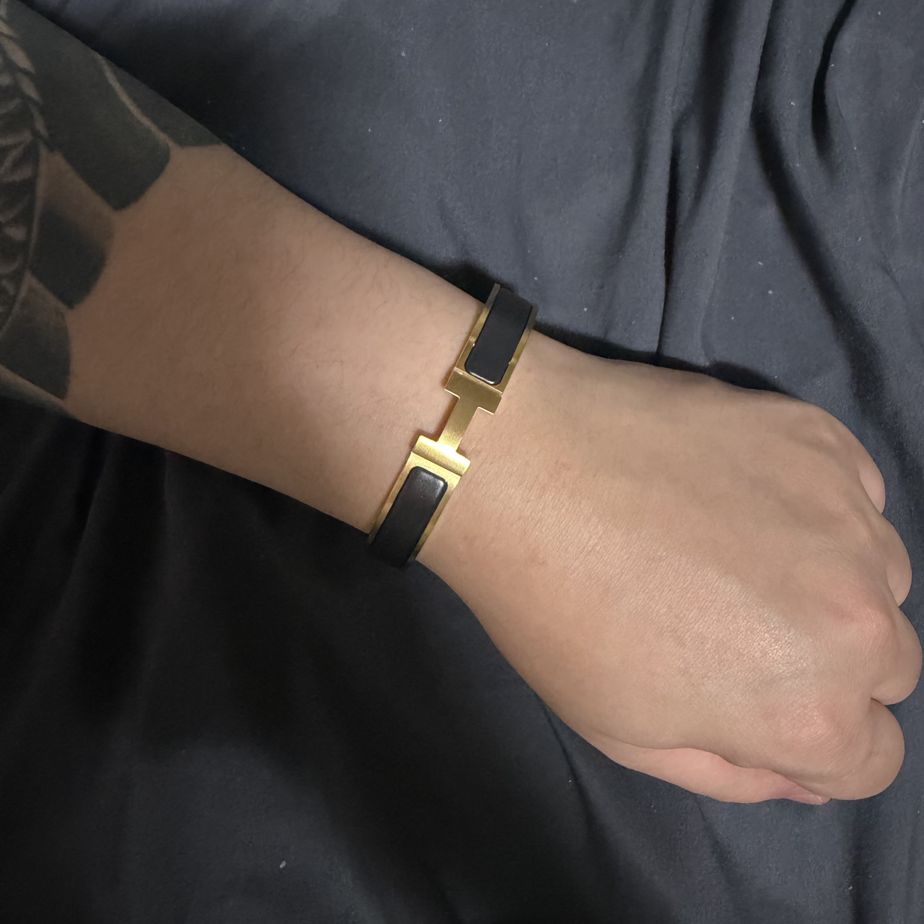 Hermes Clic HH Bracelet Gold & Noir Mat 착용 스타일 - 2