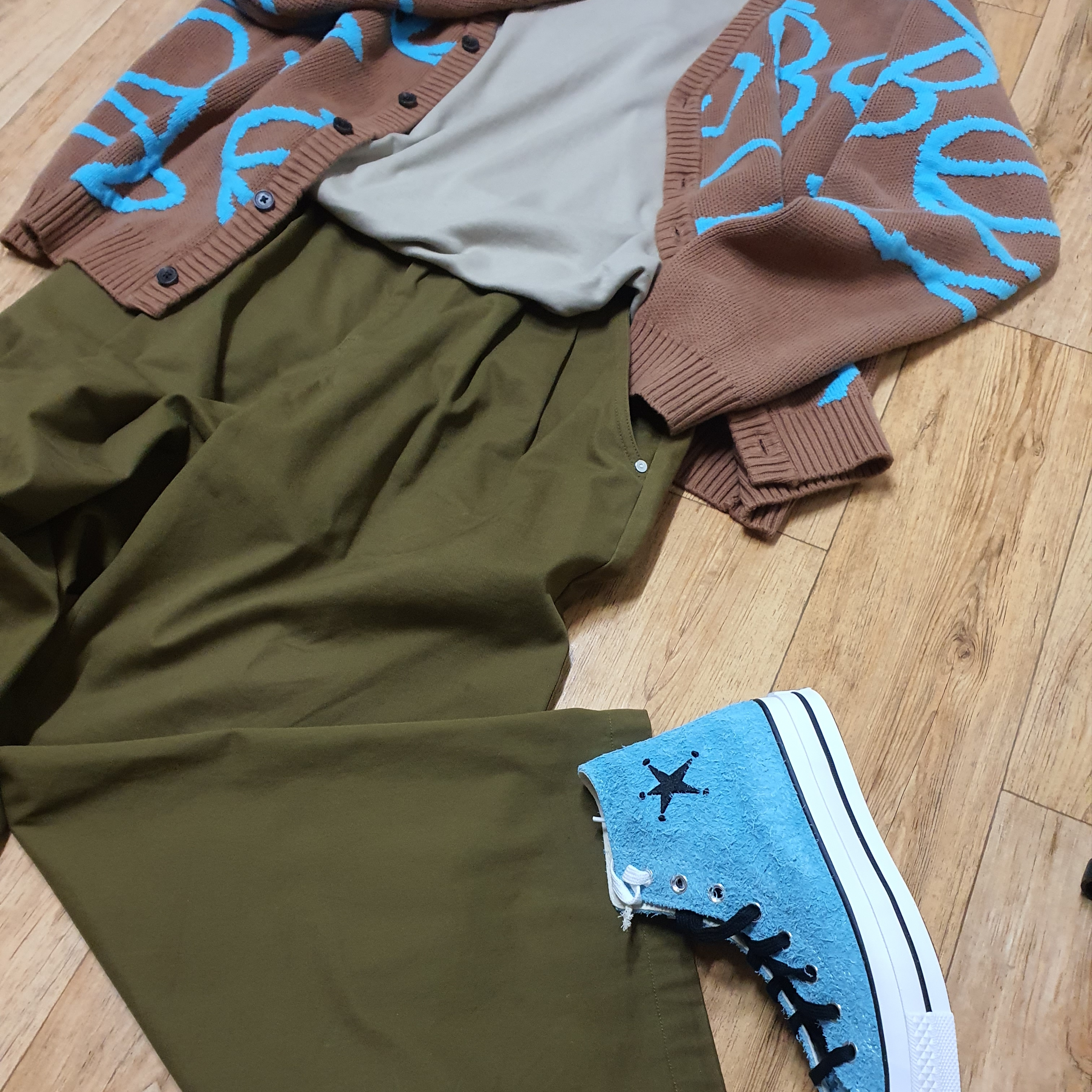 Zara x Andersson Bell Striped Jacquard Cardigan Sand, YUJI See-Throuigh Two Tucked Wide Trousers Khaki 착용 스타일