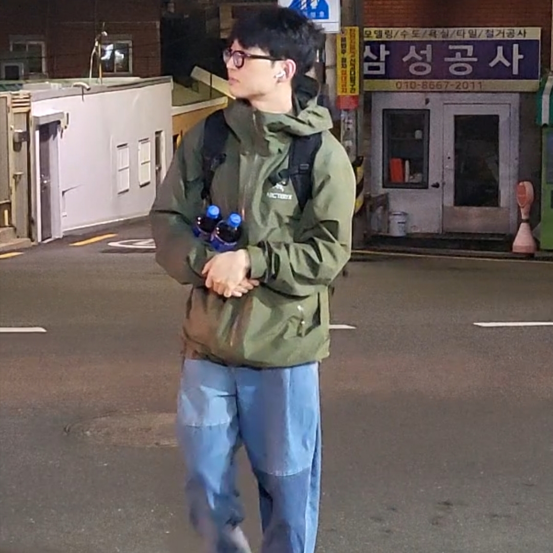 Arc'teryx Beta LT Jacket Tatsu, Zara x Ader Error Barrel Leg Jeans Blue 착용 스타일 - 2