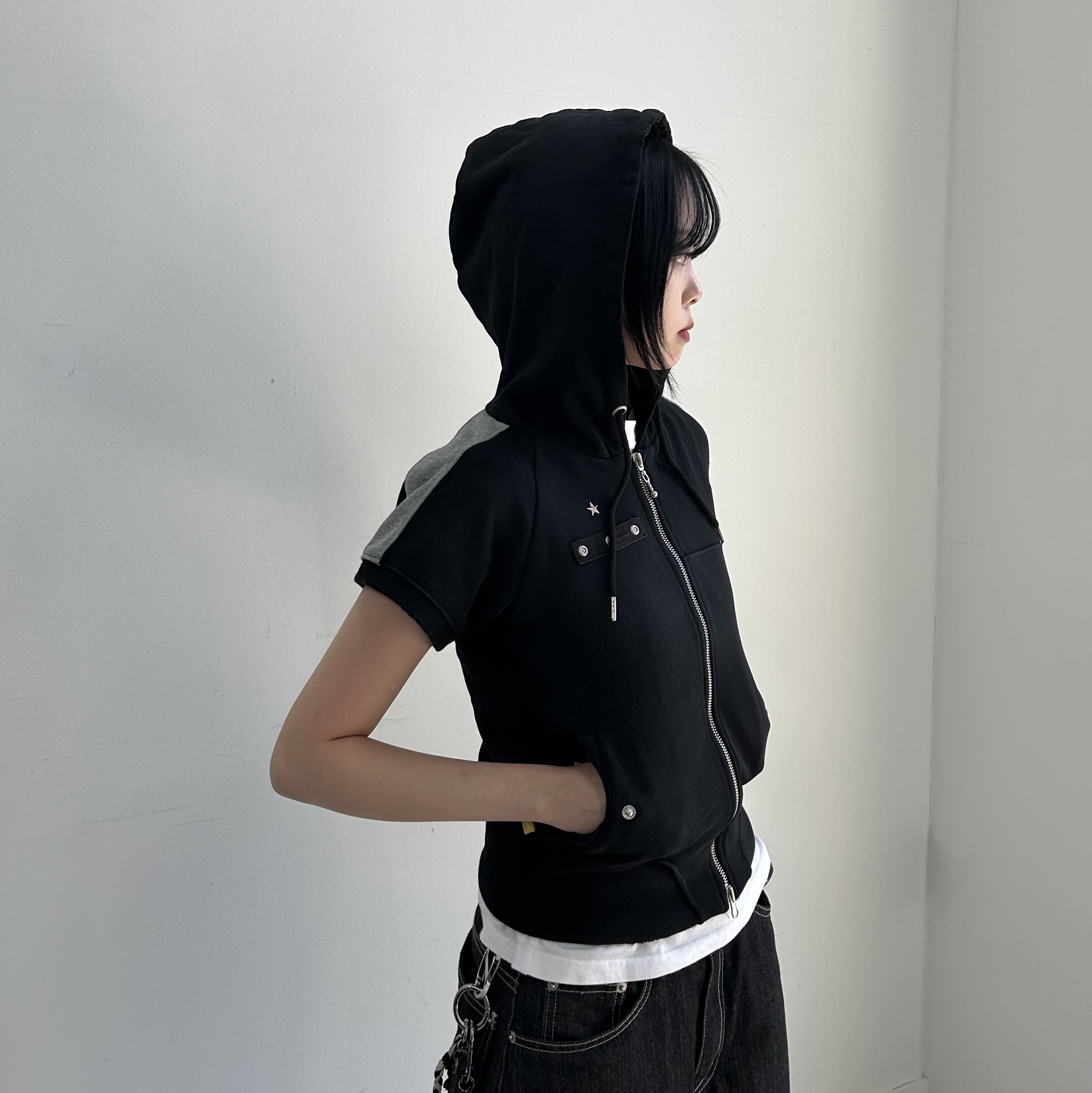 MAINBOOTH Chocolate Hood Zip-up Black 착용 스타일 - 1