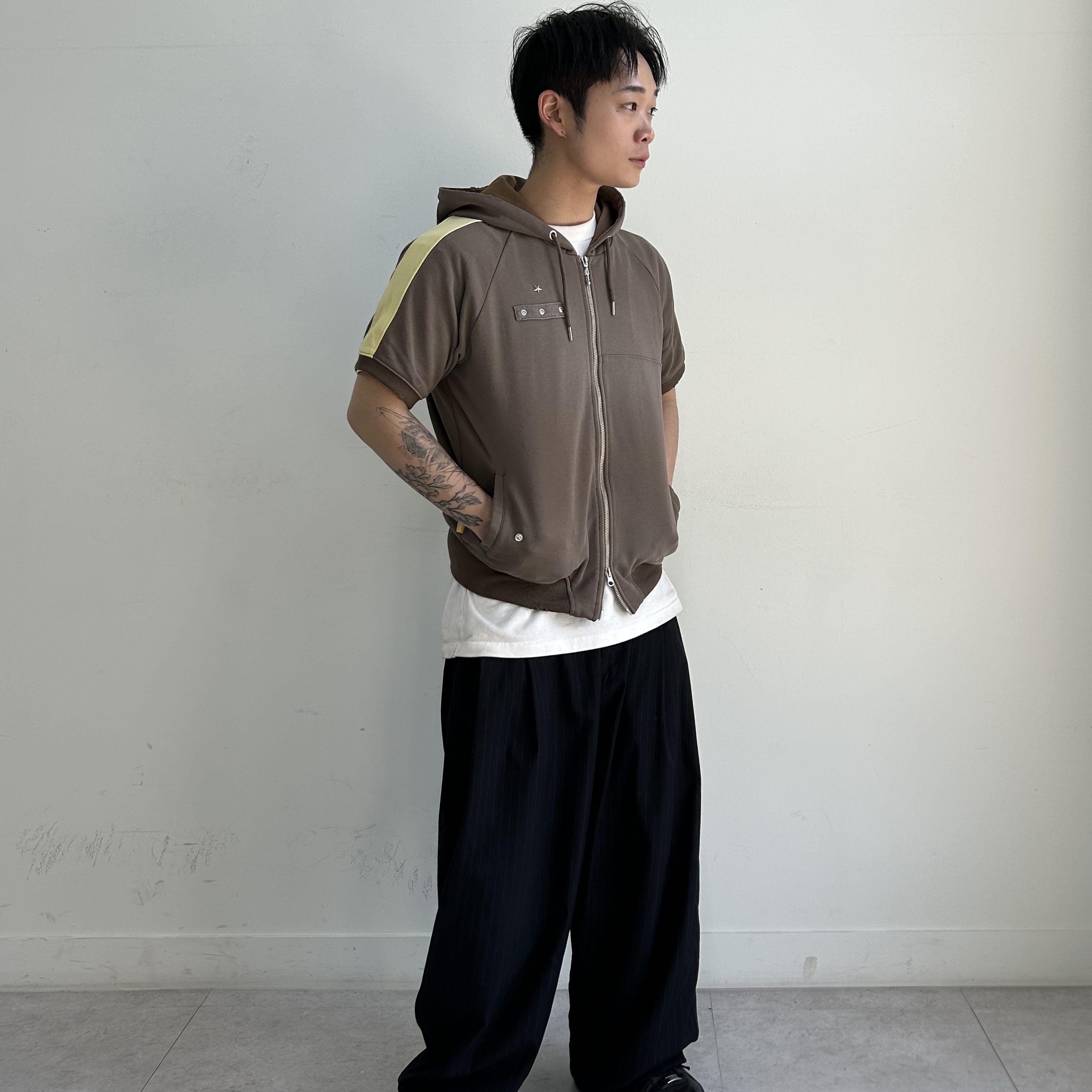 MAINBOOTH Chocolate Hood Zip-up Brown 착용 스타일 - 2