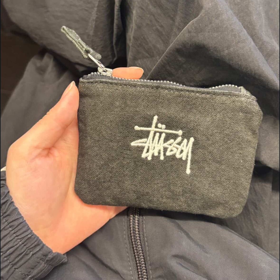 Stussy Canvas Coin Pouch Washed Black 착용 스타일