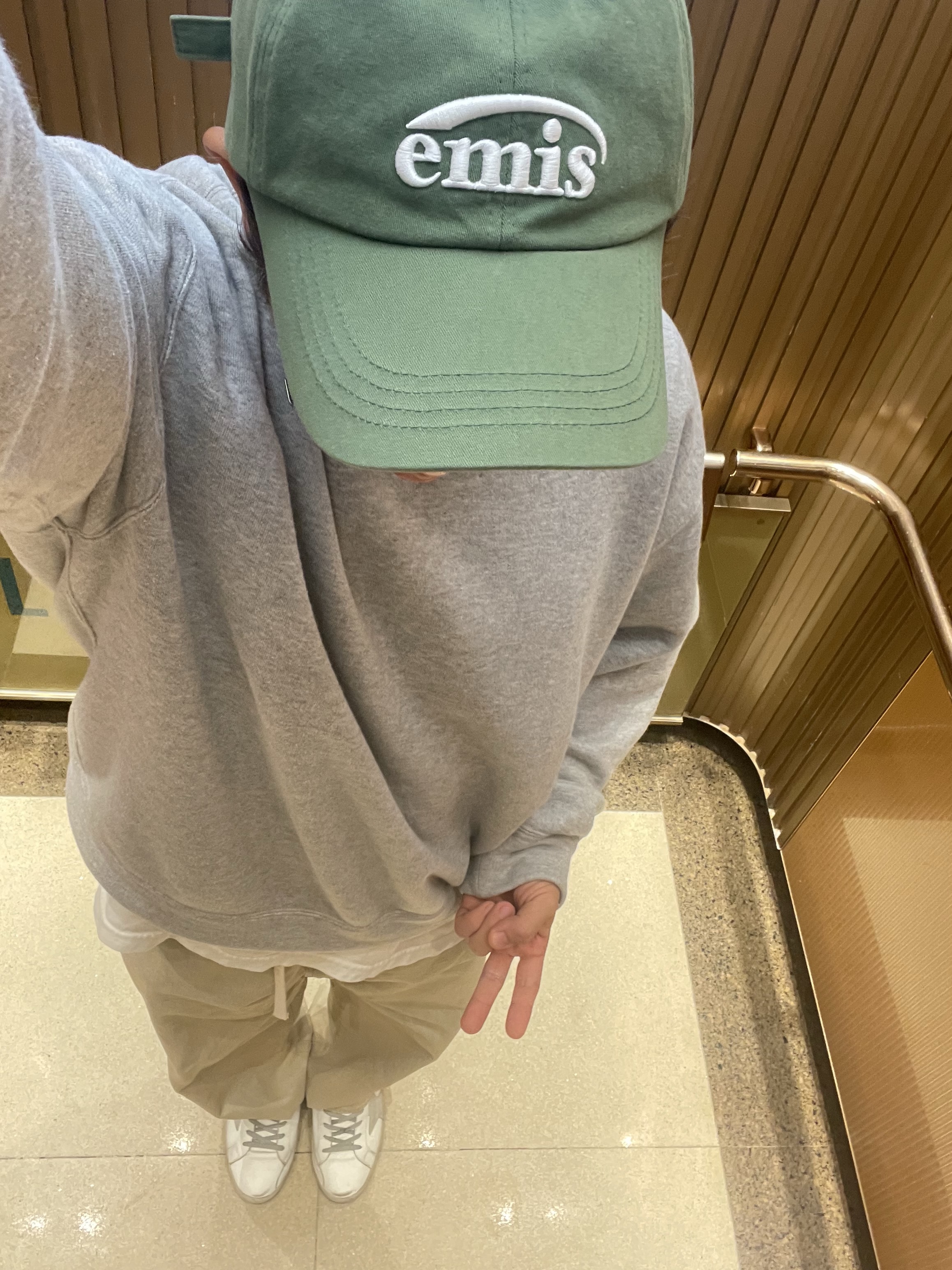 Emis New Logo Emis Cap Green, CDG Oversized Sweatshirt Grey 착용 스타일