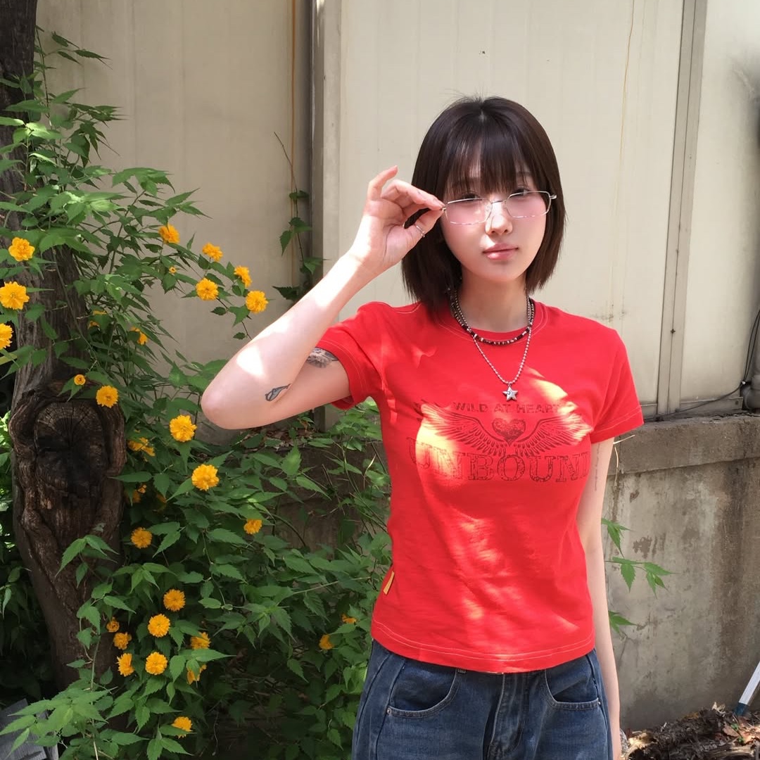 MAINBOOTH Heartwing T-shirt Red 착용 스타일 - 1