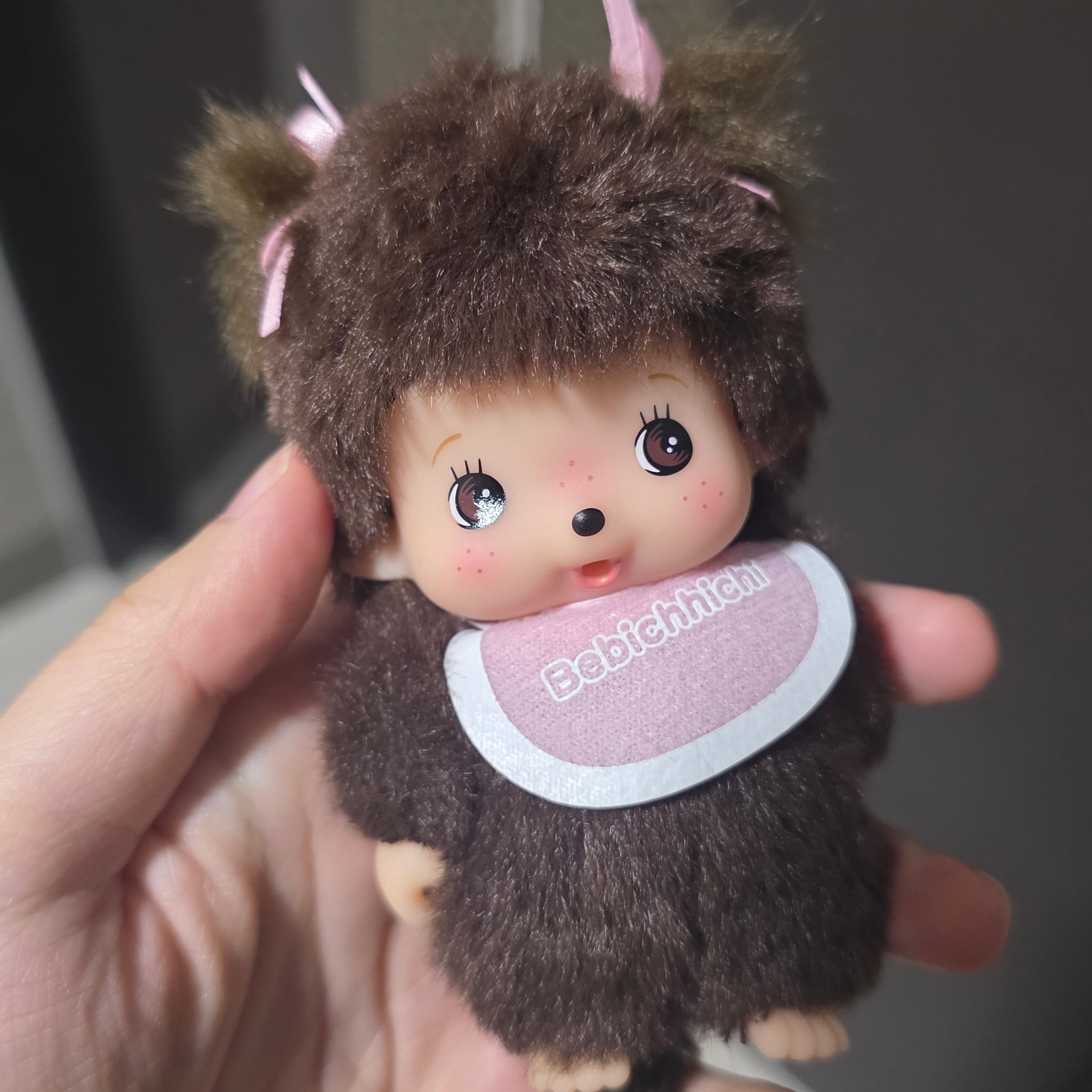 Monchhichi Bebichhichi Bighead Girl Key Chain Brown 착용 스타일 - 1