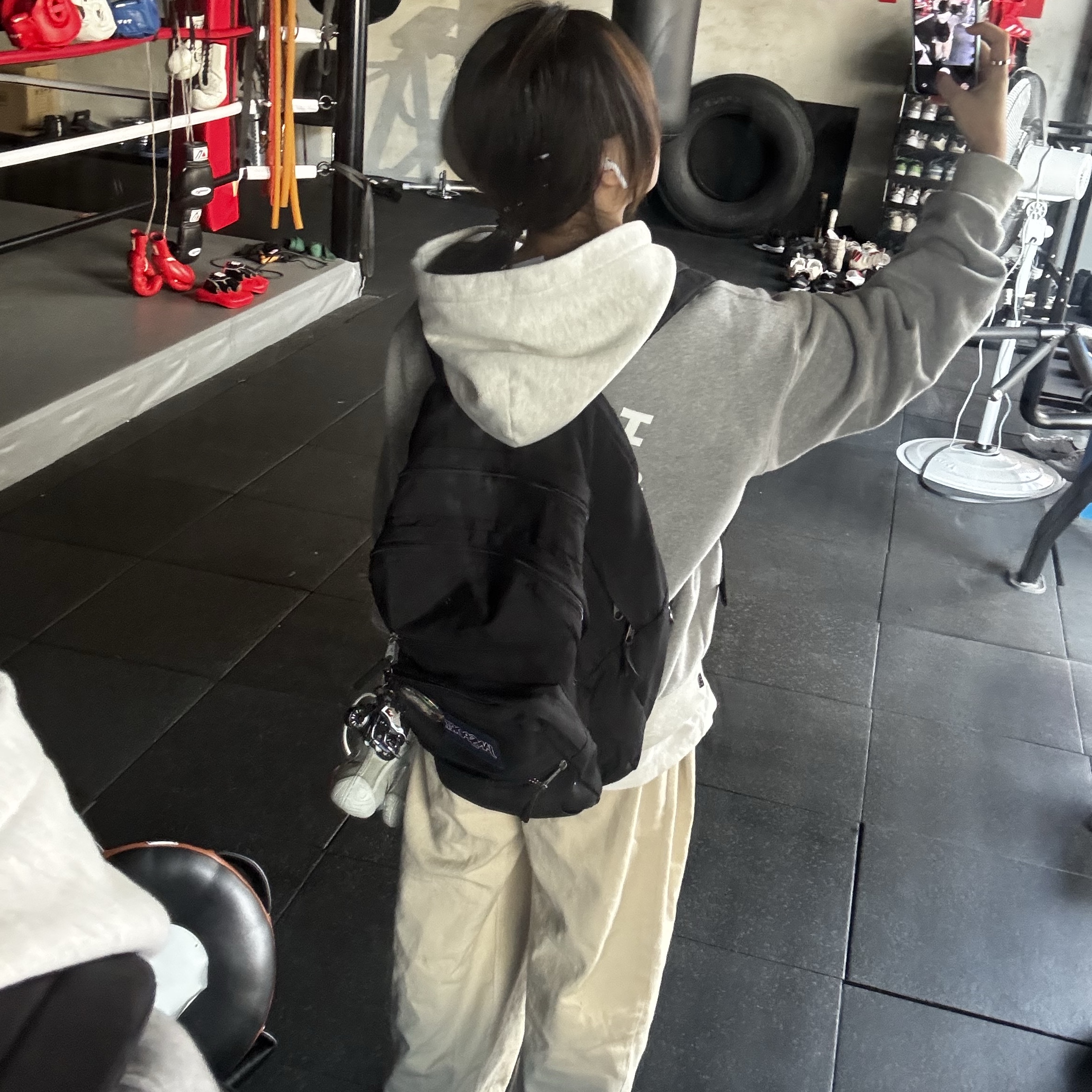 IAB Studio Hoodie Dual Gray 착용 스타일