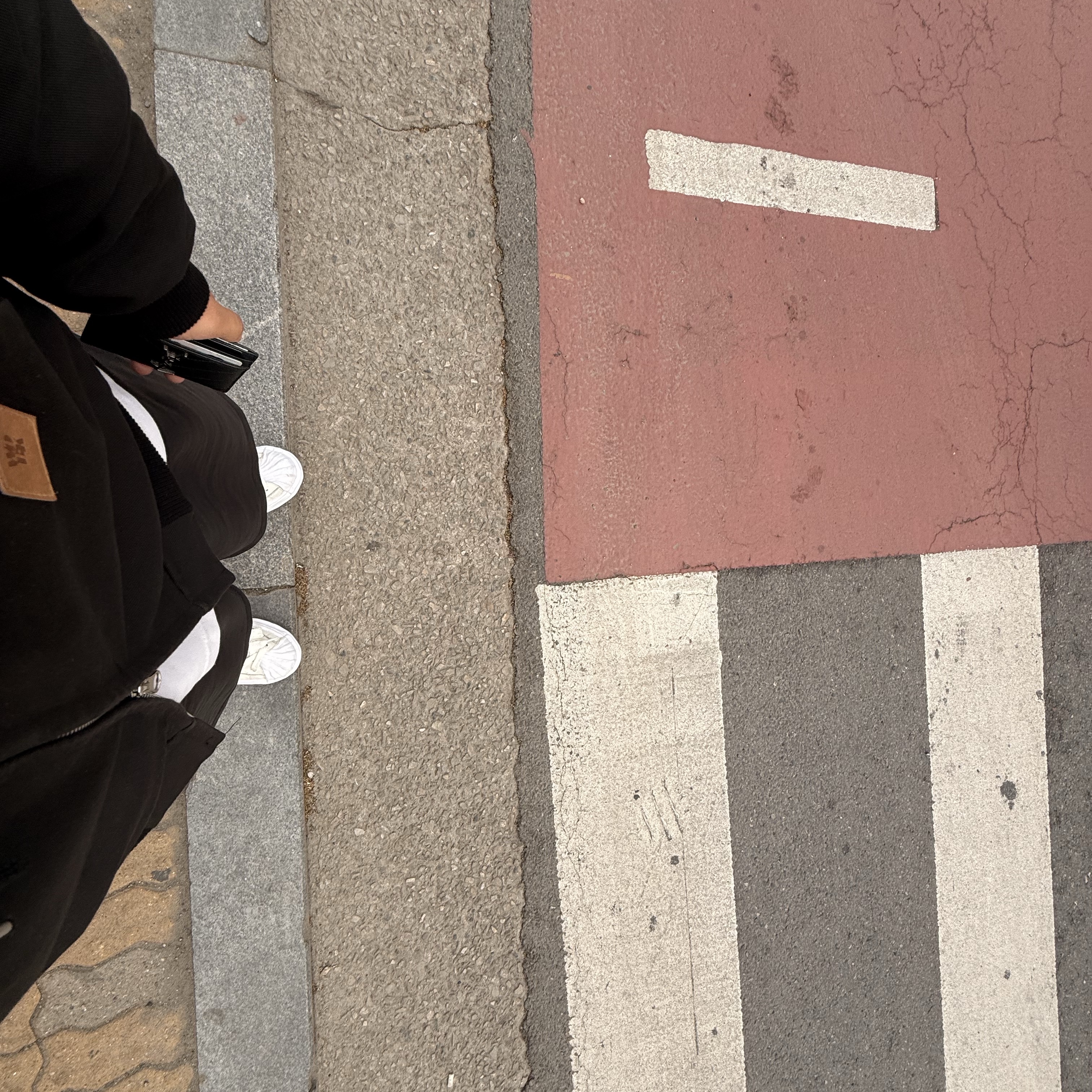 Maison Mihara Yasuhiro Blakey OG Sole Leather Low-top Sneakers White, Saint Laurent Monogram Matelasse Card Holder Black 착용 스타일