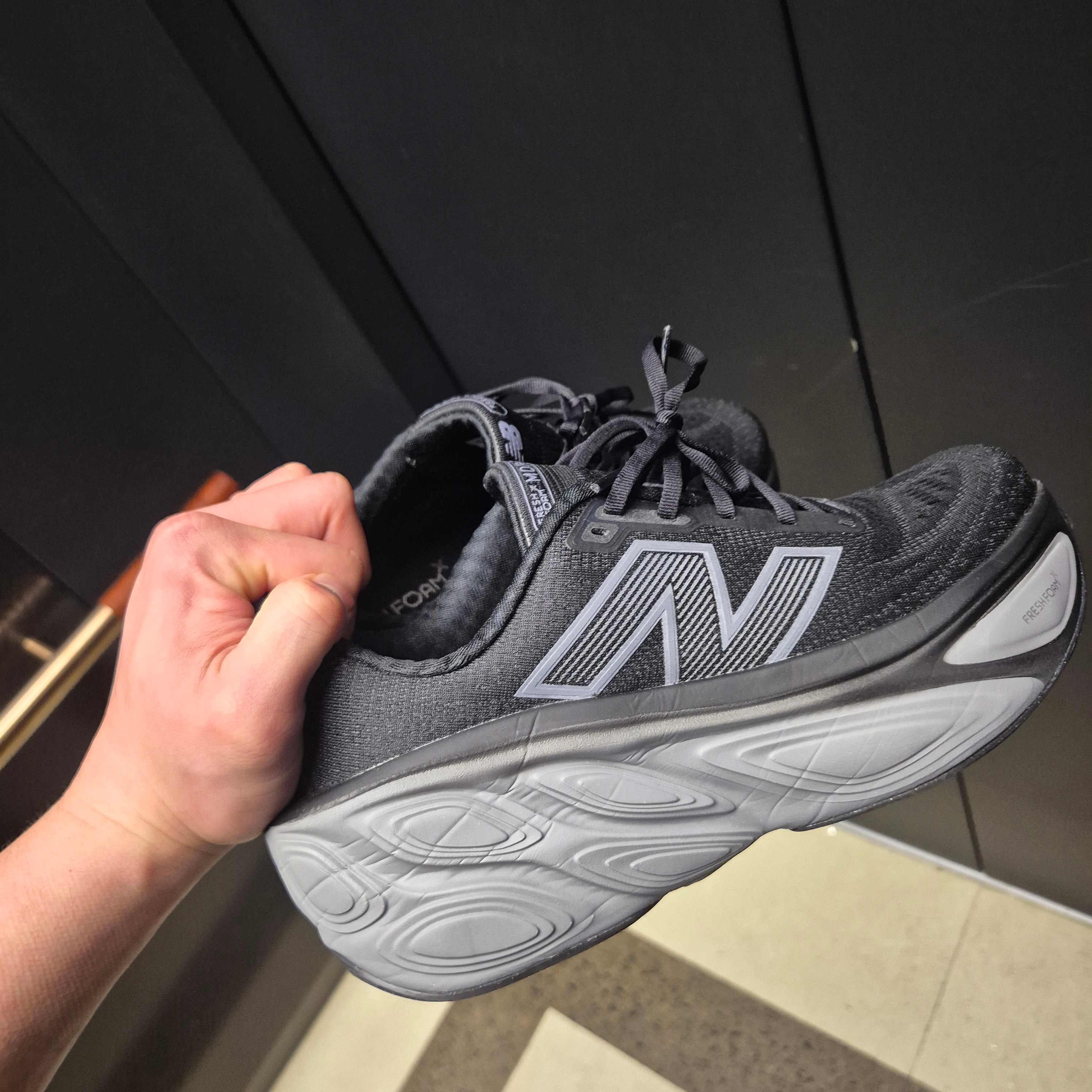 New Balance Fresh Foam X More v5 Black Silver Metallic - 2E Wide 착용 스타일 - 2
