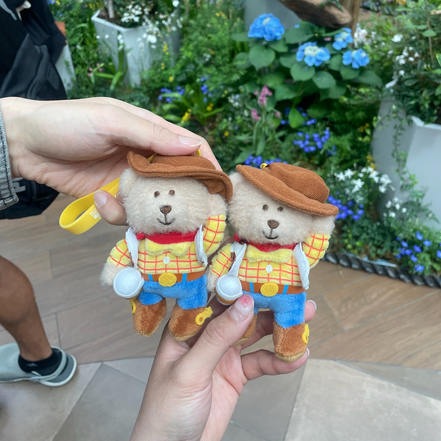 Starbucks x Toy Story 5 MD Woody Bearista Keychain Yellow 착용 스타일