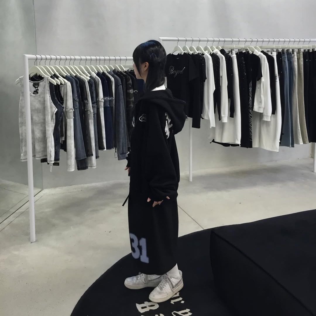 MAINBOOTH Boxer Oversized Sweat Shorts Black 착용 스타일 - 2