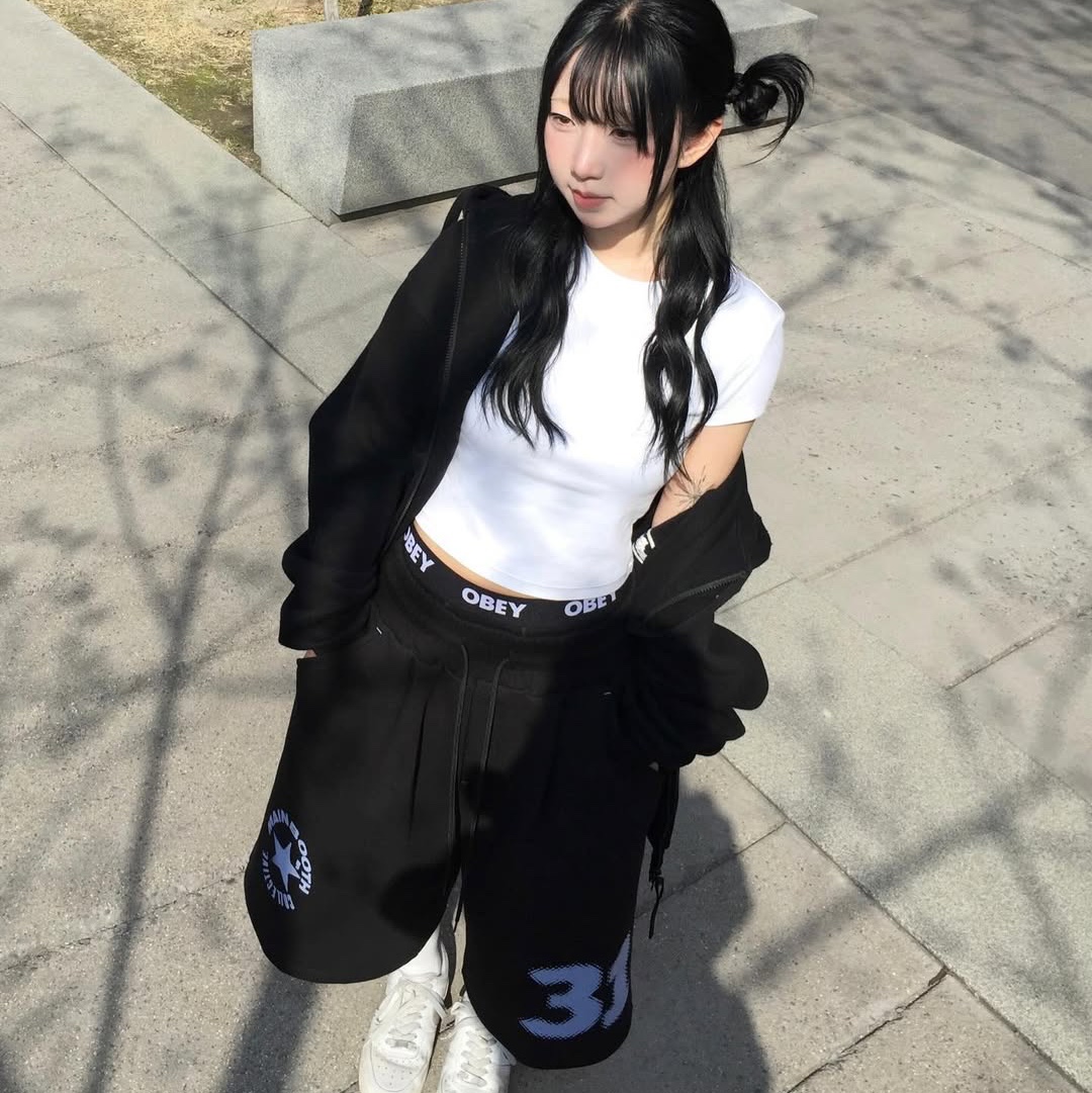 MAINBOOTH Boxer Oversized Sweat Shorts Black 착용 스타일 - 4