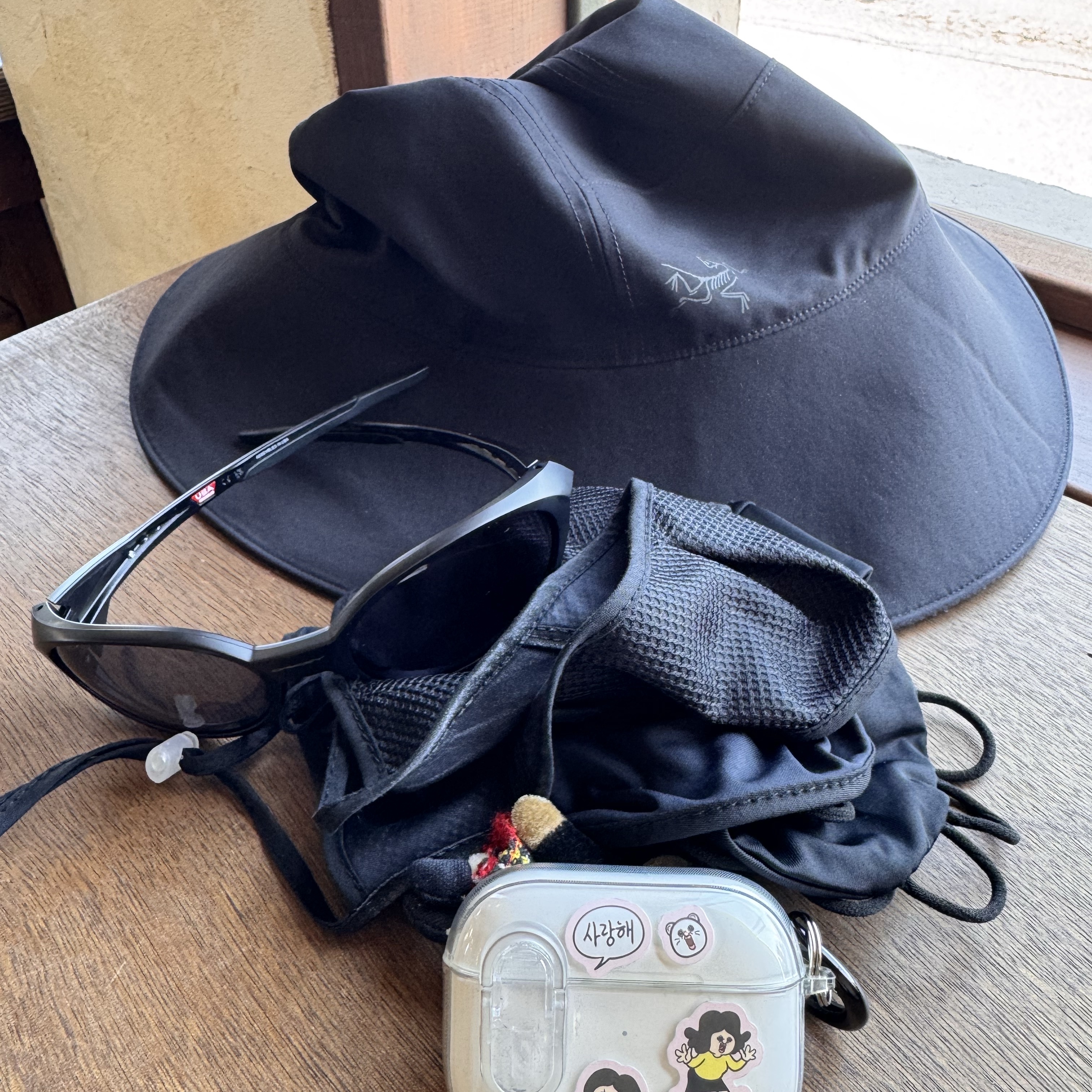 Arc'teryx Sinsola Shade Hat Black, Oakley Eye Jacket Redux Matte Black Frame Prizm Grey Lenses High Bridge Fit 착용 스타일 - 3