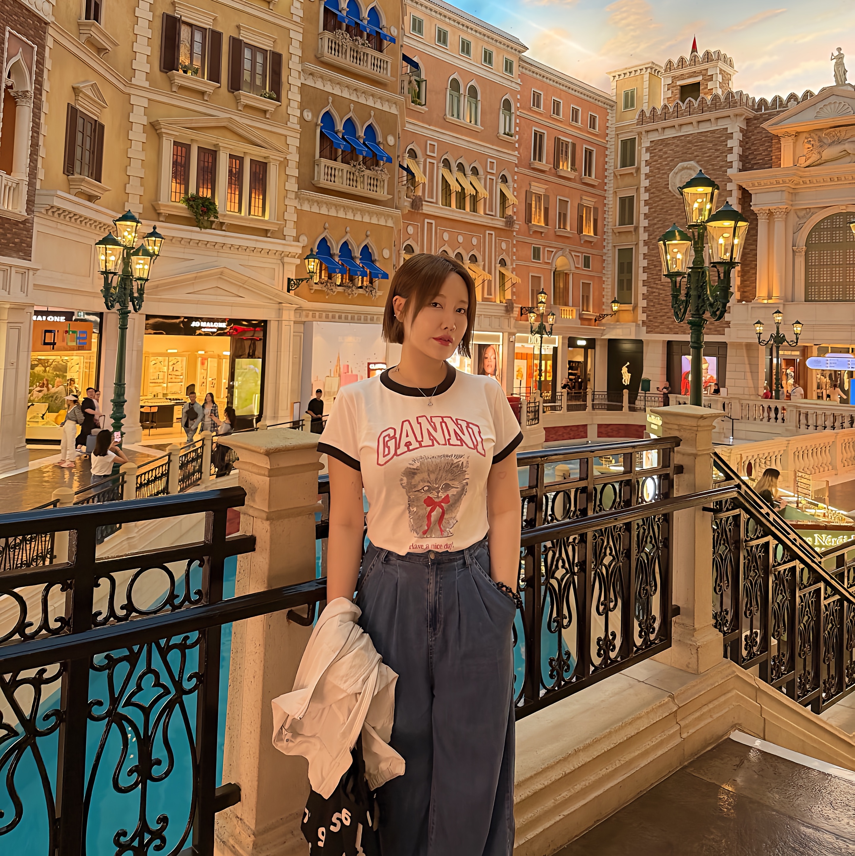 (W) Ganni Logo Print Cotton T-Shirt Bright White, Sou Sou Promotion Canvas Small Tote Bag Black 착용 스타일