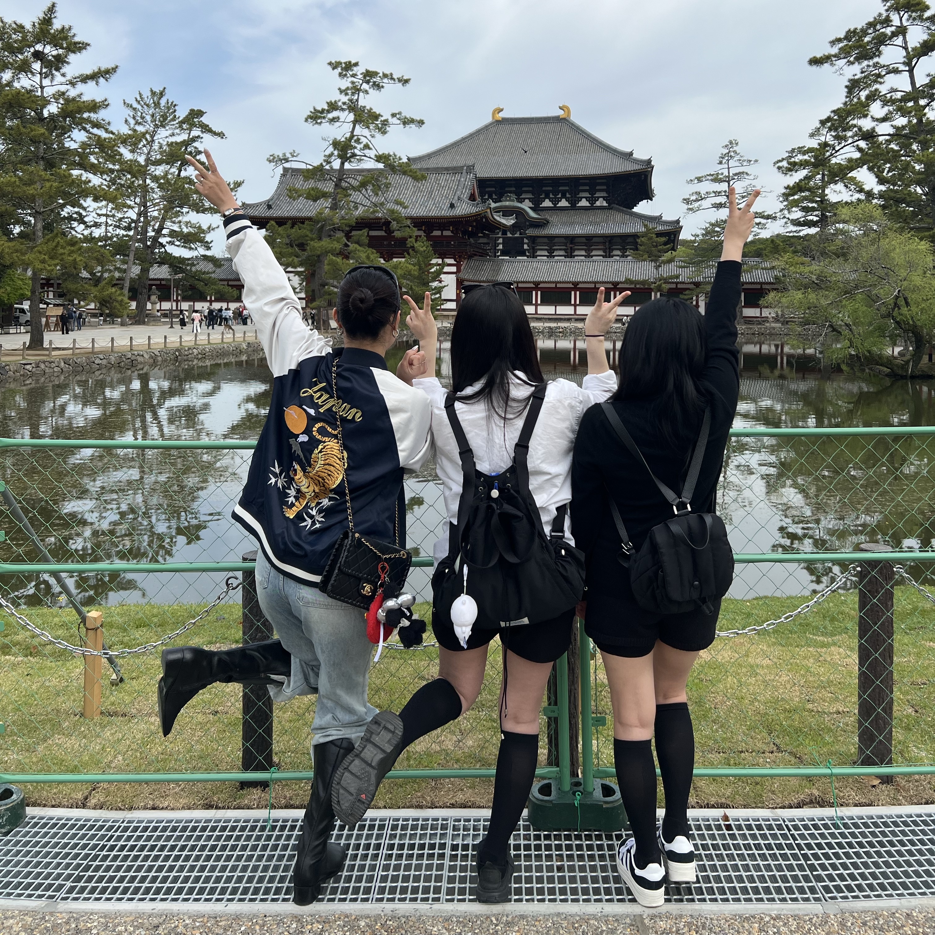 (W) Hysteric Glamour x Starcrawler Sheep Star Embroidered Sukajan Black, Chanel AP4326 25 Cruise Collection Black Caviar WOC with Silver Chain Crossbody Bag 착용 스타일 - 3