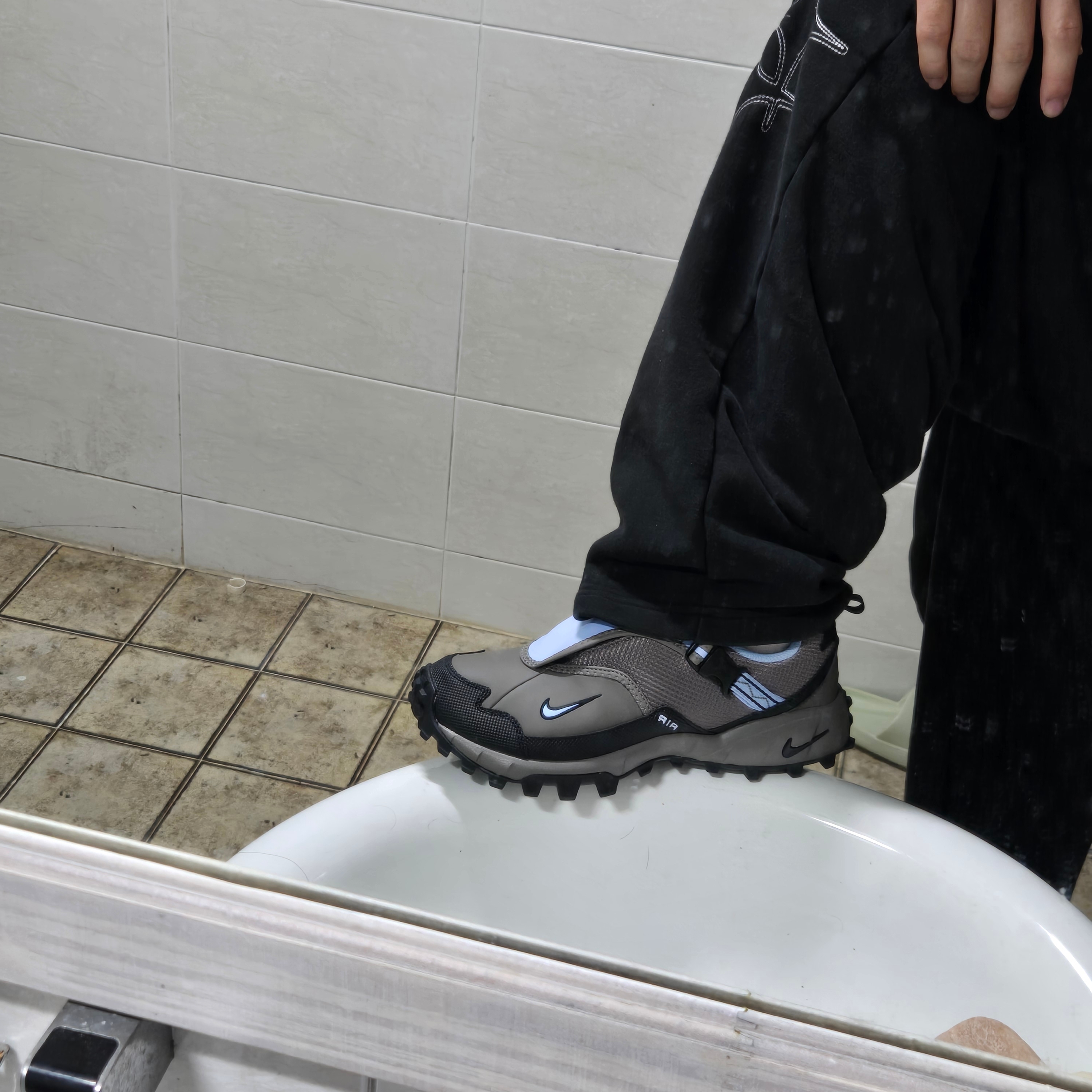 Nike ACG Phassad Cave Stone and Aluminum 착용 스타일