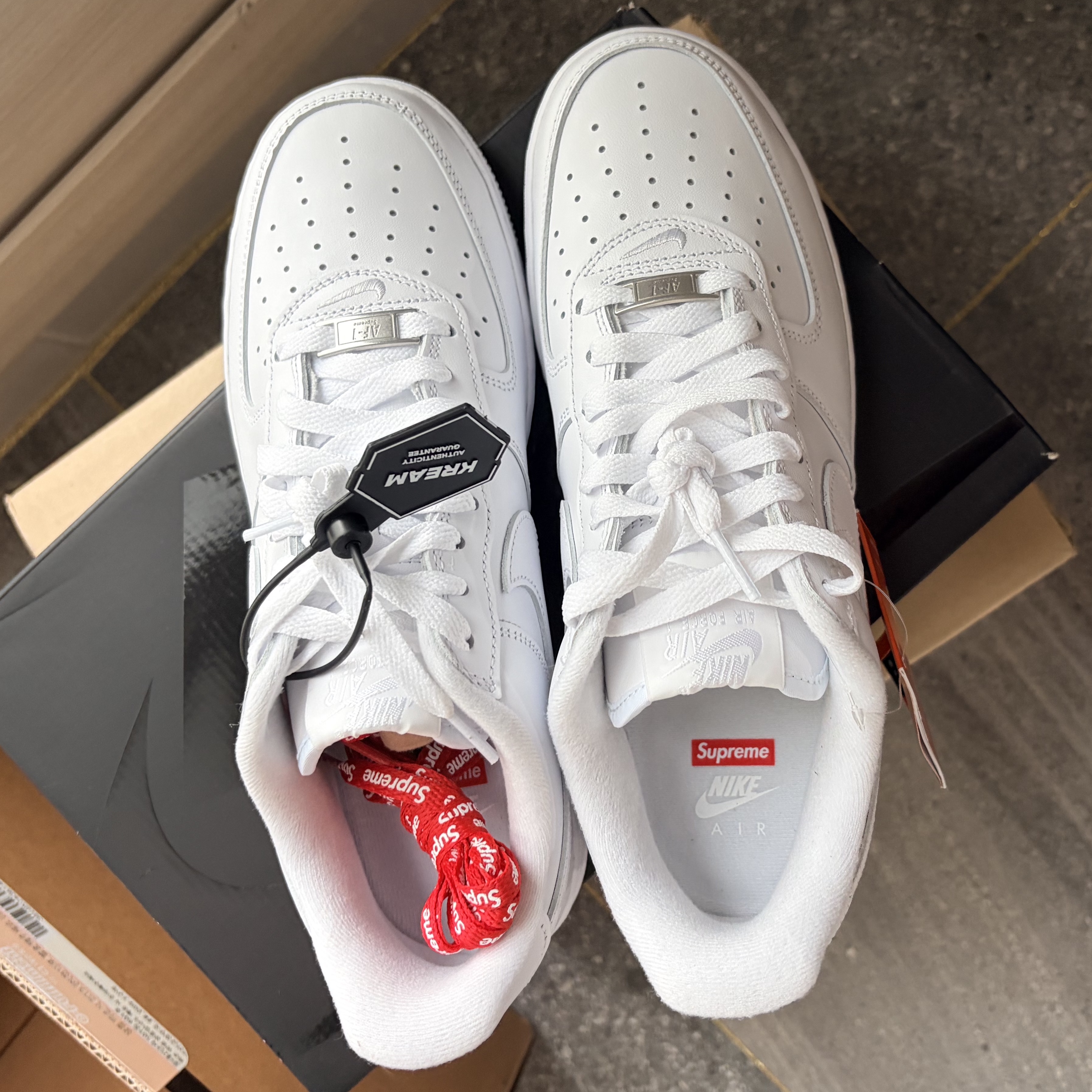 Nike x Supreme Air Force 1 Low White 착용 스타일 - 3