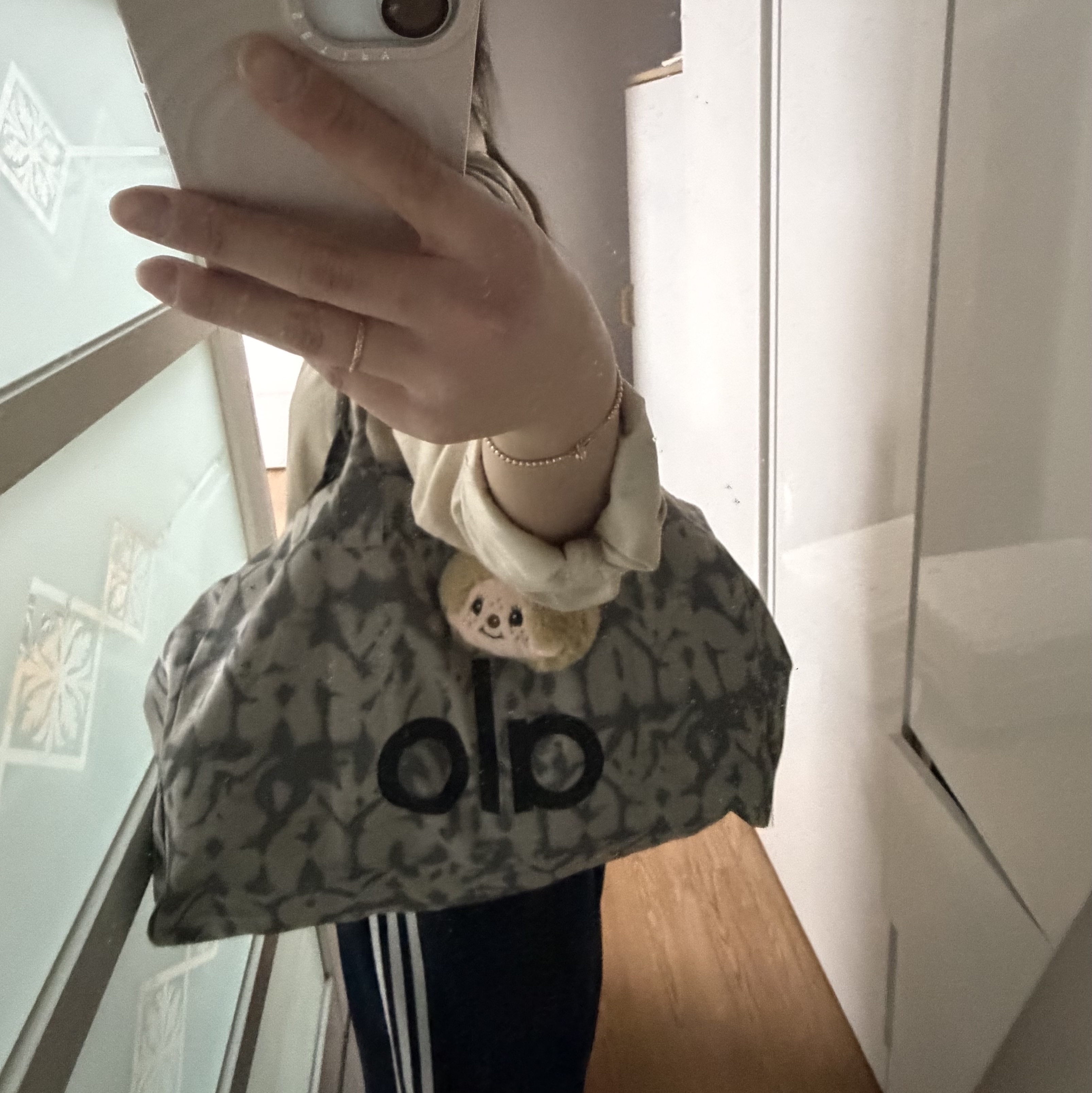 Alo Yoga Iconic Shopper Tote Bag Grey Tiedye 착용 스타일