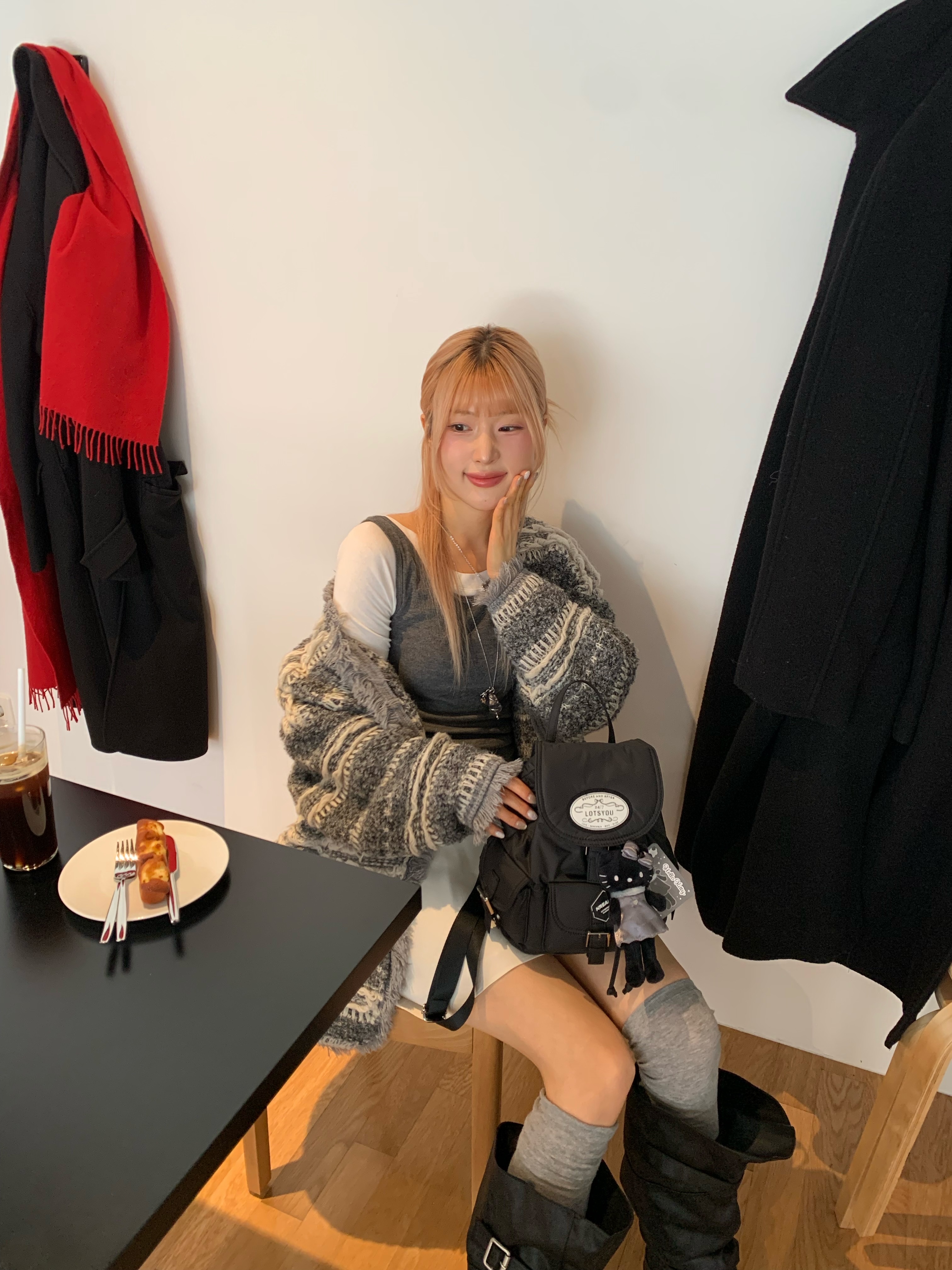 LOTS YOU Nostalgia Chubby Backpack Black, Sanrio Hello Kitty Black Angel Collection Style Up Mascot Angel Black 착용 스타일 - 2