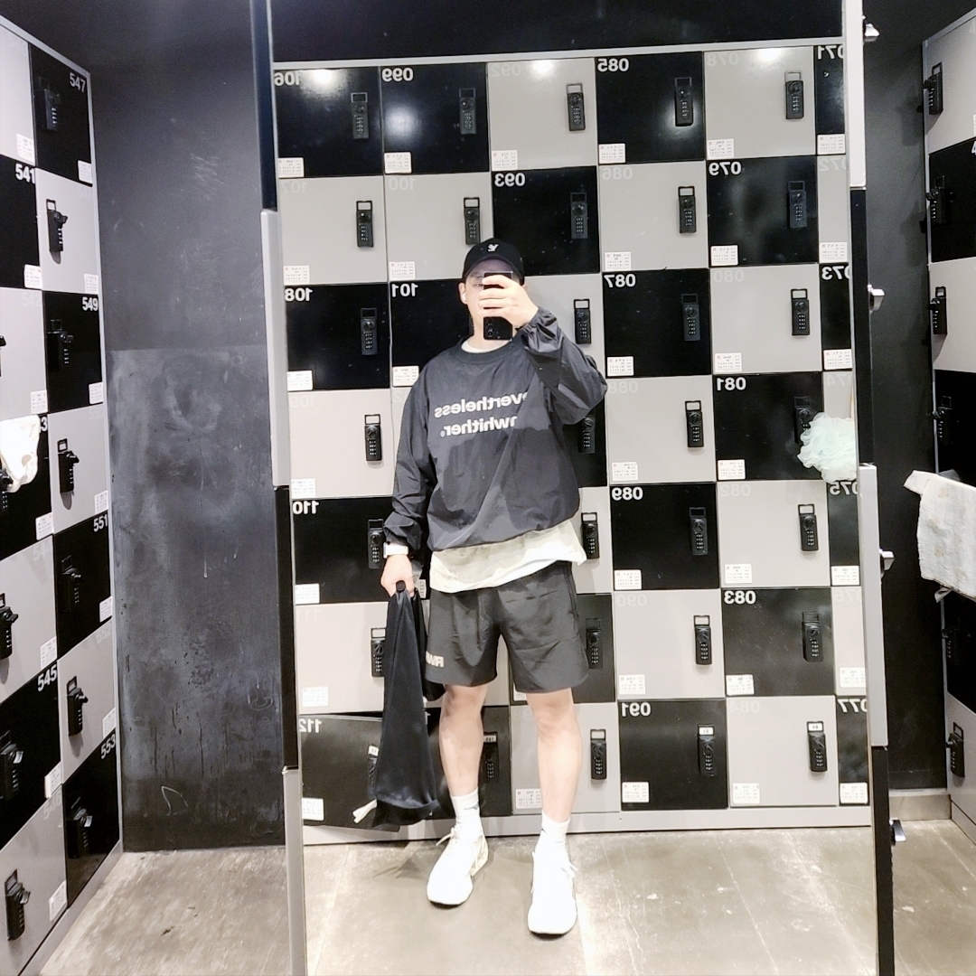 [KREAM 단독] runwhither Windbreaker MTM Black, [KREAM 단독] runwhither 5inch Shorts Black 착용 스타일