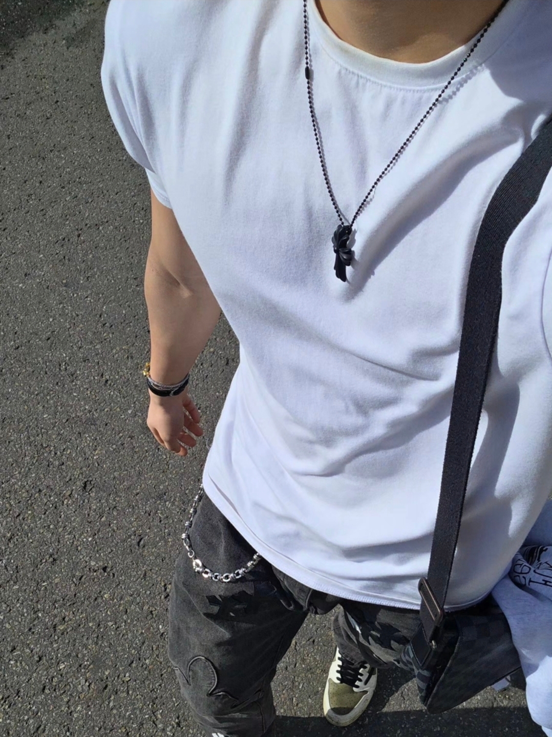 Chrome Hearts Silichrome CH Cross Pendant Black 2022/2023/2025, Jordan 1 x Travis Scott Retro Low OG SP Reverse Olive 착용 스타일
