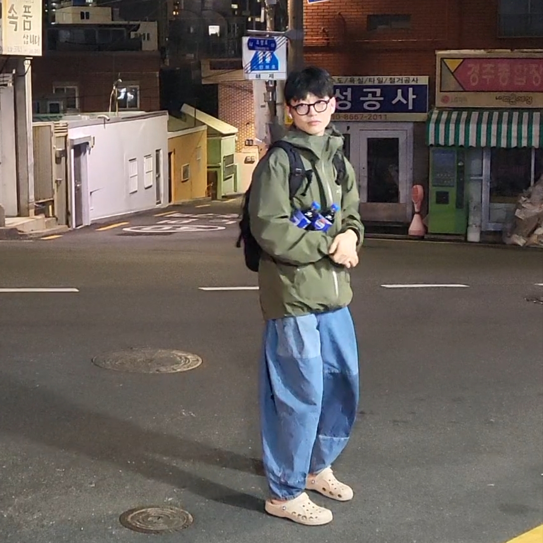 Arc'teryx Beta LT Jacket Tatsu, Zara x Ader Error Barrel Leg Jeans Blue 착용 스타일 - 1
