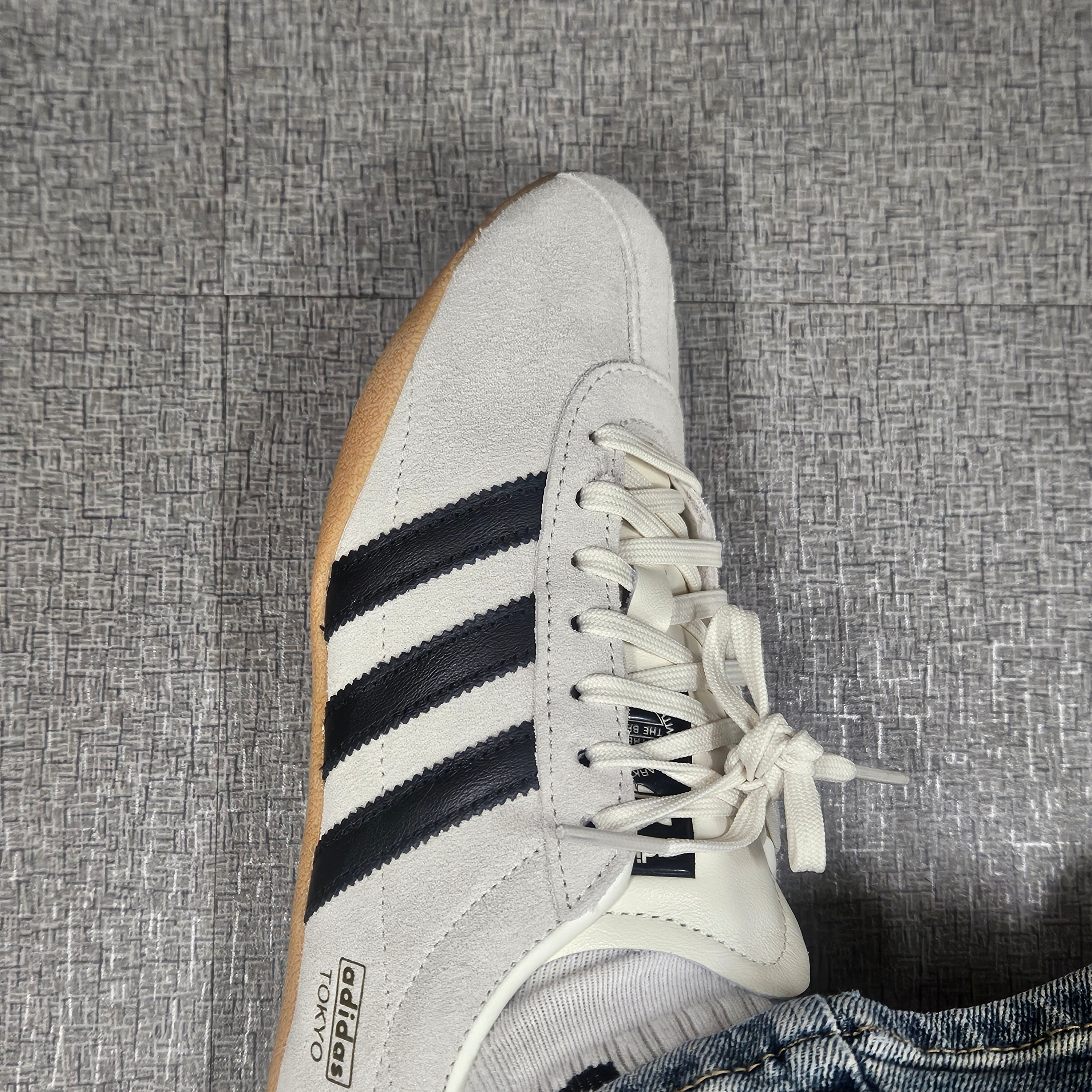 (W) Adidas Tokyo Off White Core Black 착용 스타일 - 1