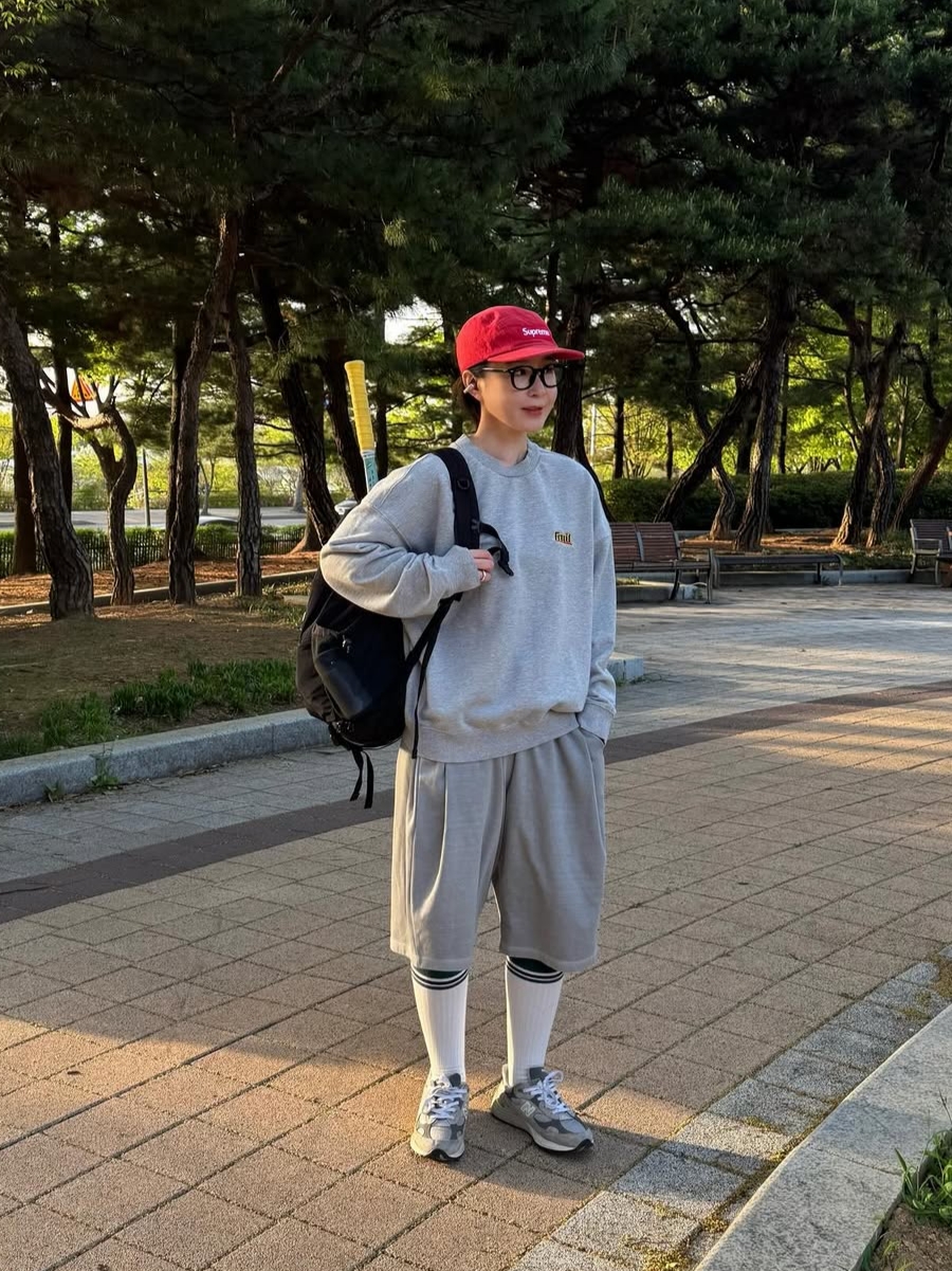 Knitted Pigment Bermuda Traning Half Pants Stone Grey 착용 스타일