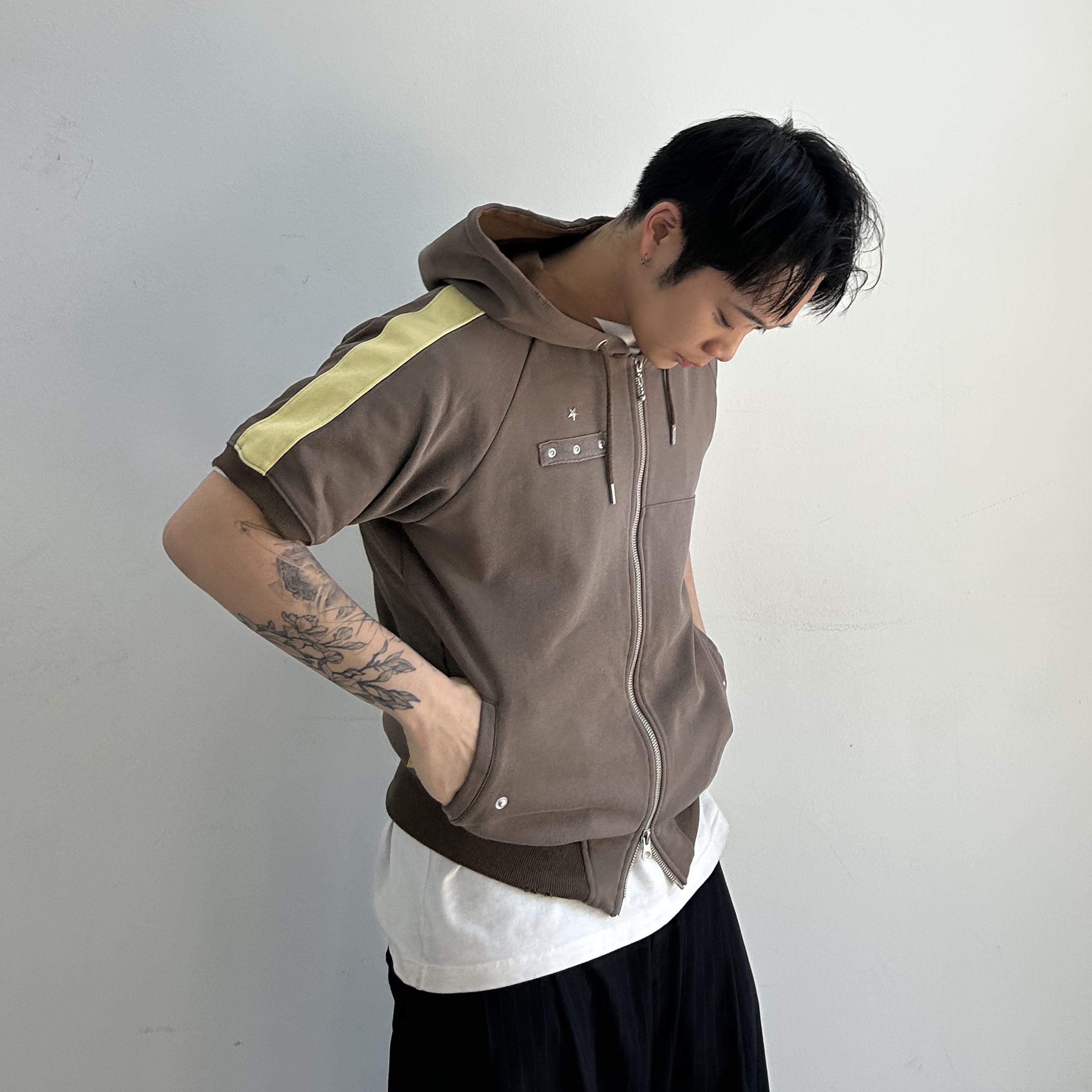 MAINBOOTH Chocolate Hood Zip-up Brown 착용 스타일 - 1