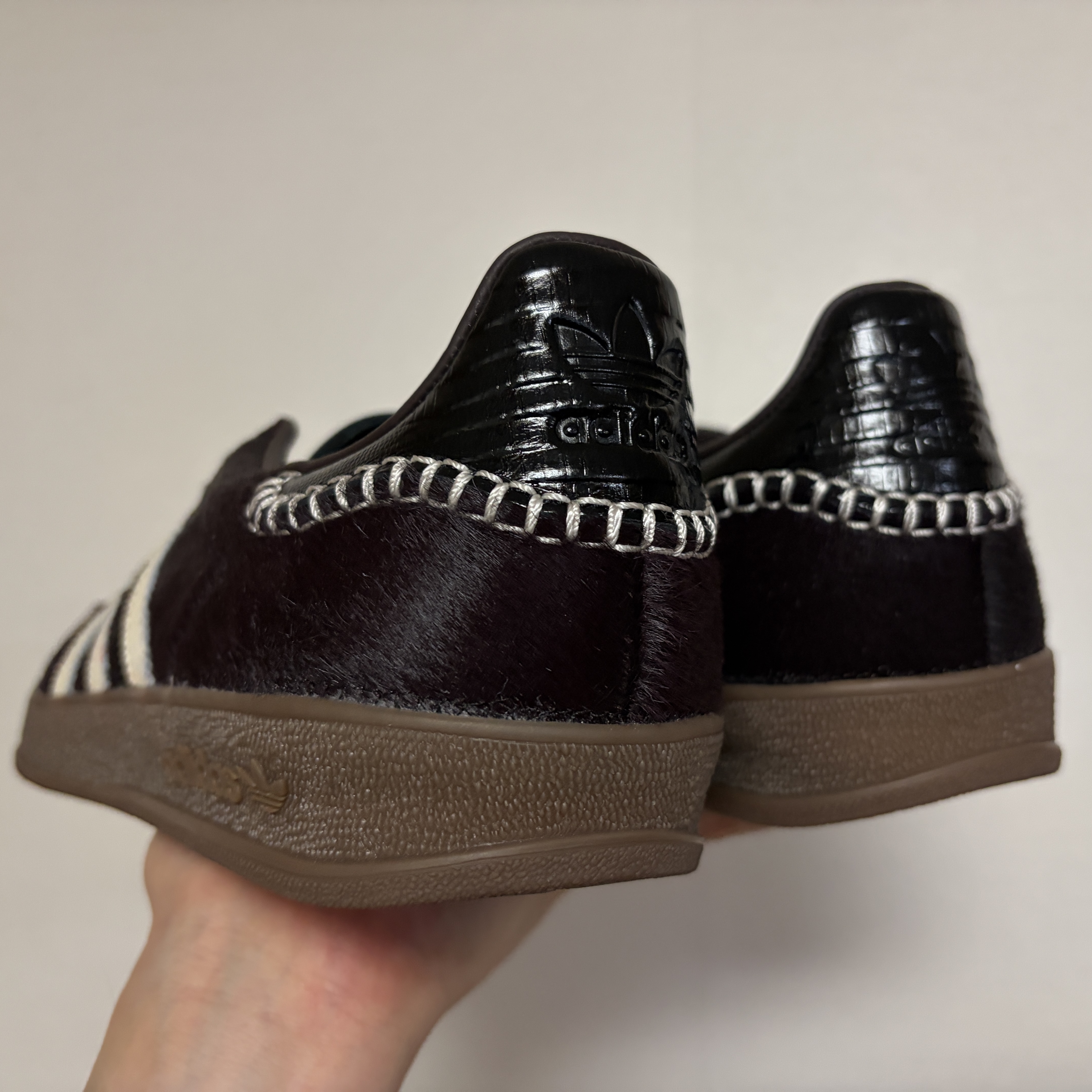 Adidas x Wales Bonner Gazelle Pony Aurora Coffee Wonder White 착용 스타일 - 3