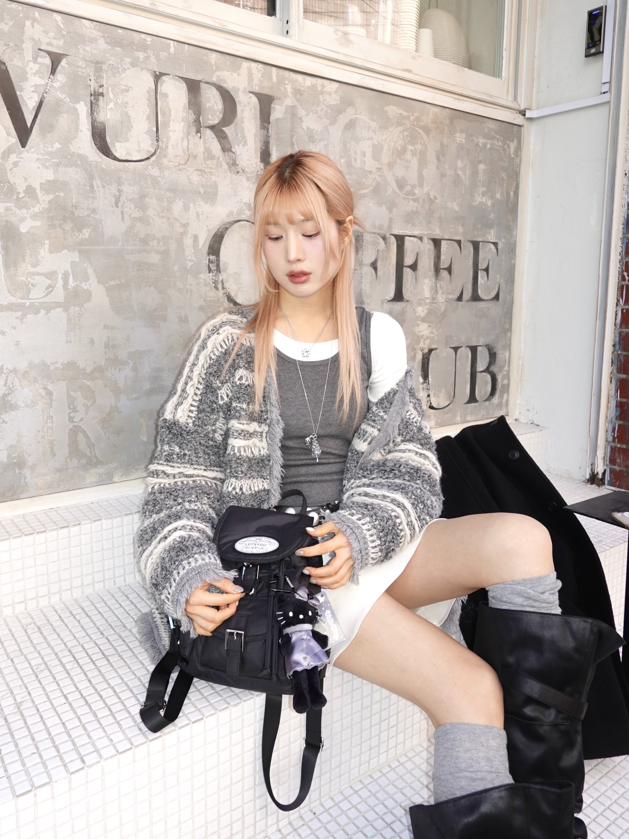 LOTS YOU Nostalgia Chubby Backpack Black, Sanrio Hello Kitty Black Angel Collection Style Up Mascot Angel Black 착용 스타일 - 8