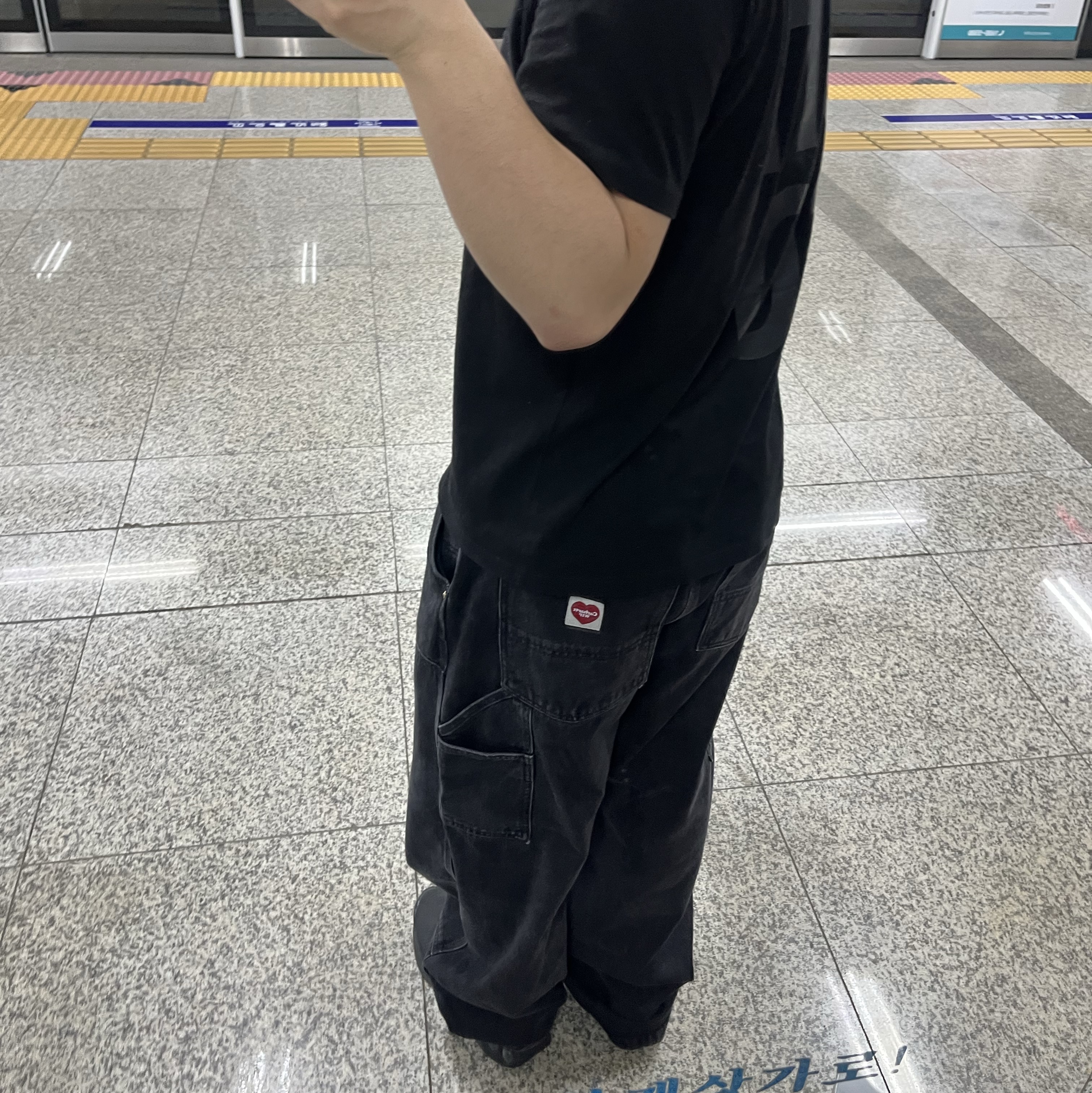 Carhartt WIP Nash Loose Fit Double Knee Pants Black Stone Washed, [KREAM 단독] Safarispot Basic Safari T-Shirt Black 착용 스타일 - 2