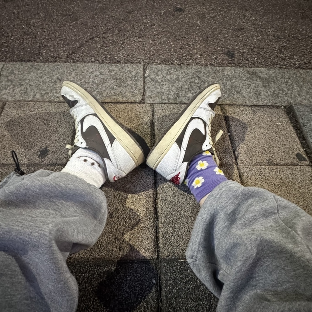 Jordan 1 x Travis Scott Retro Low OG SP Sail and Ridgerock 착용 스타일