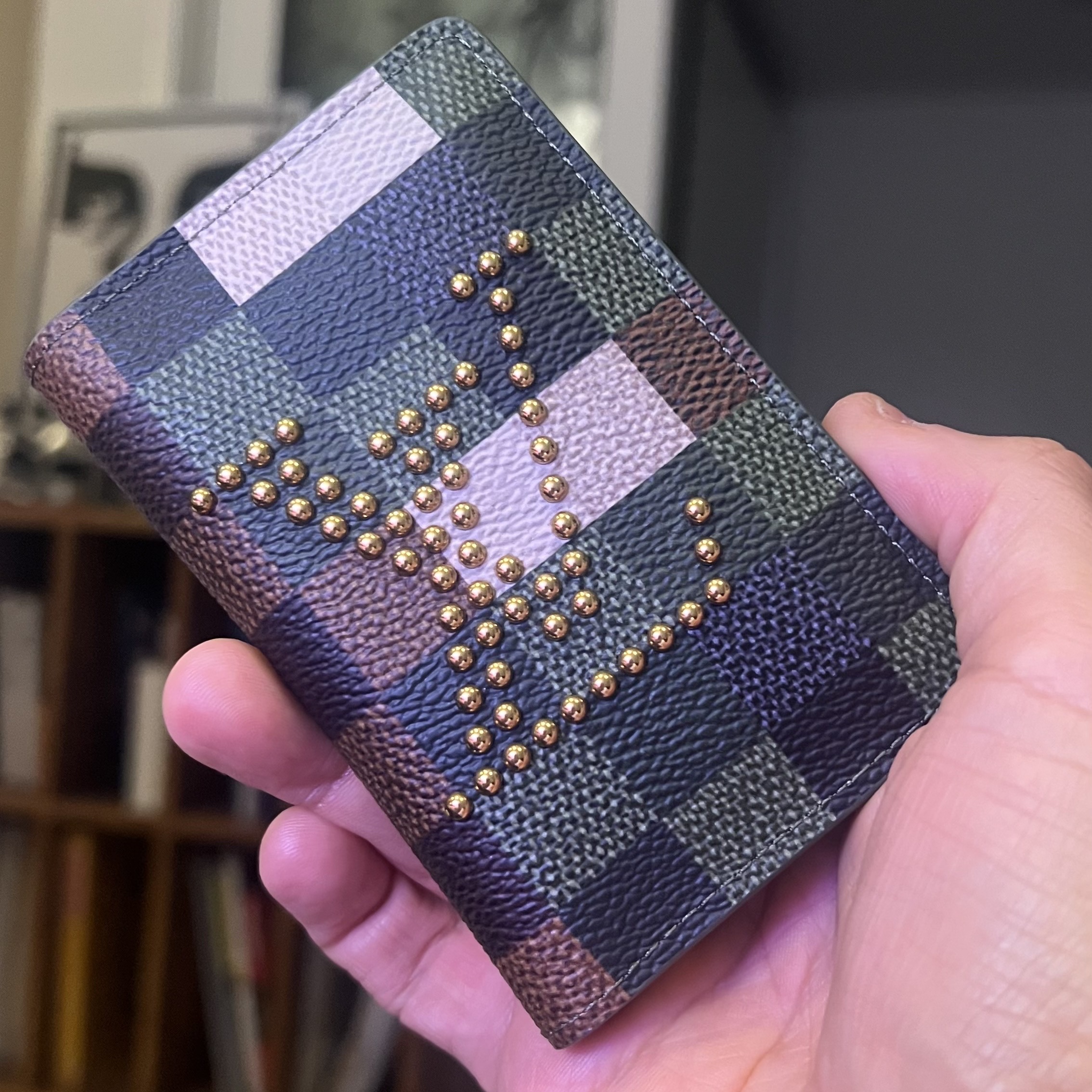 Louis Vuitton Pocket Organizer Damoflage Green 착용 스타일