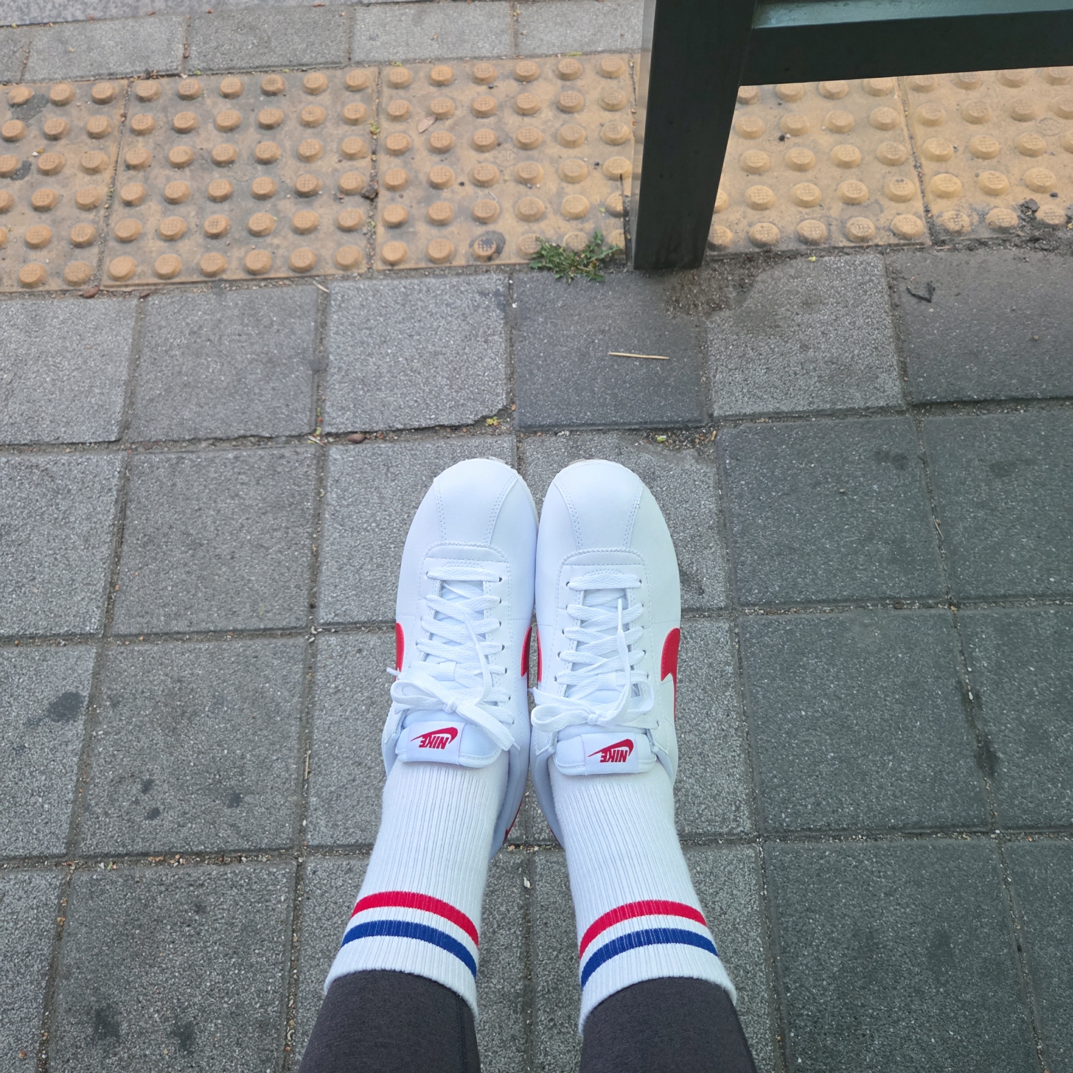 (W) Nike Cortez Leather White Varsity Red 착용 스타일 - 2