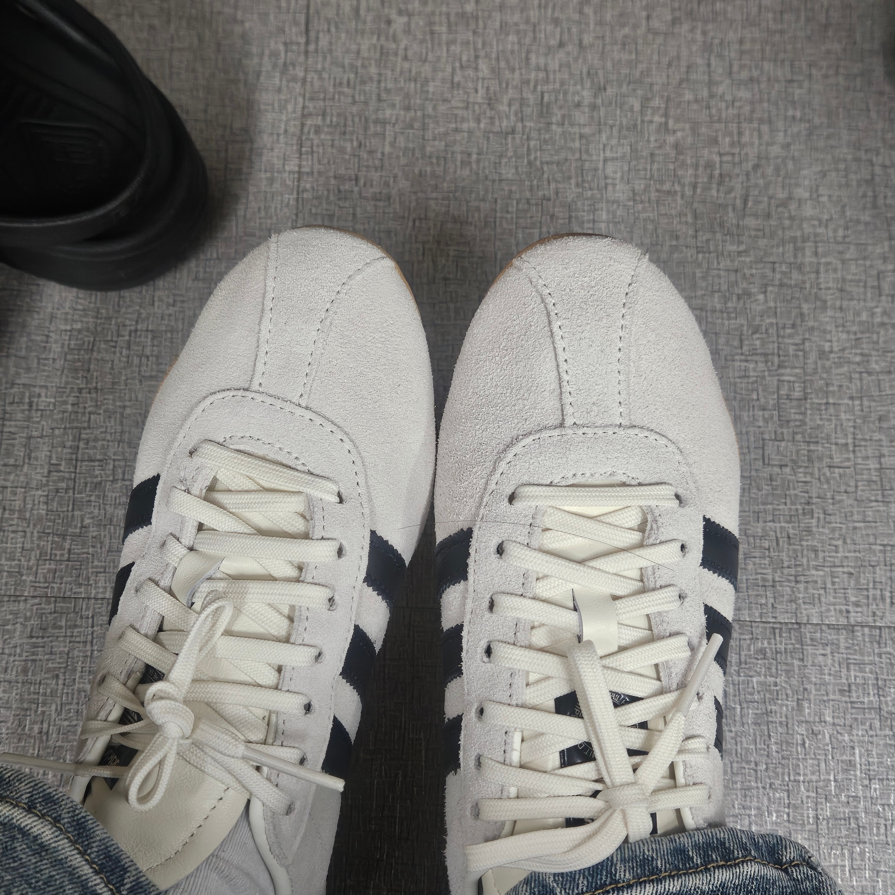 (W) Adidas Tokyo Off White Core Black 착용 스타일 - 3