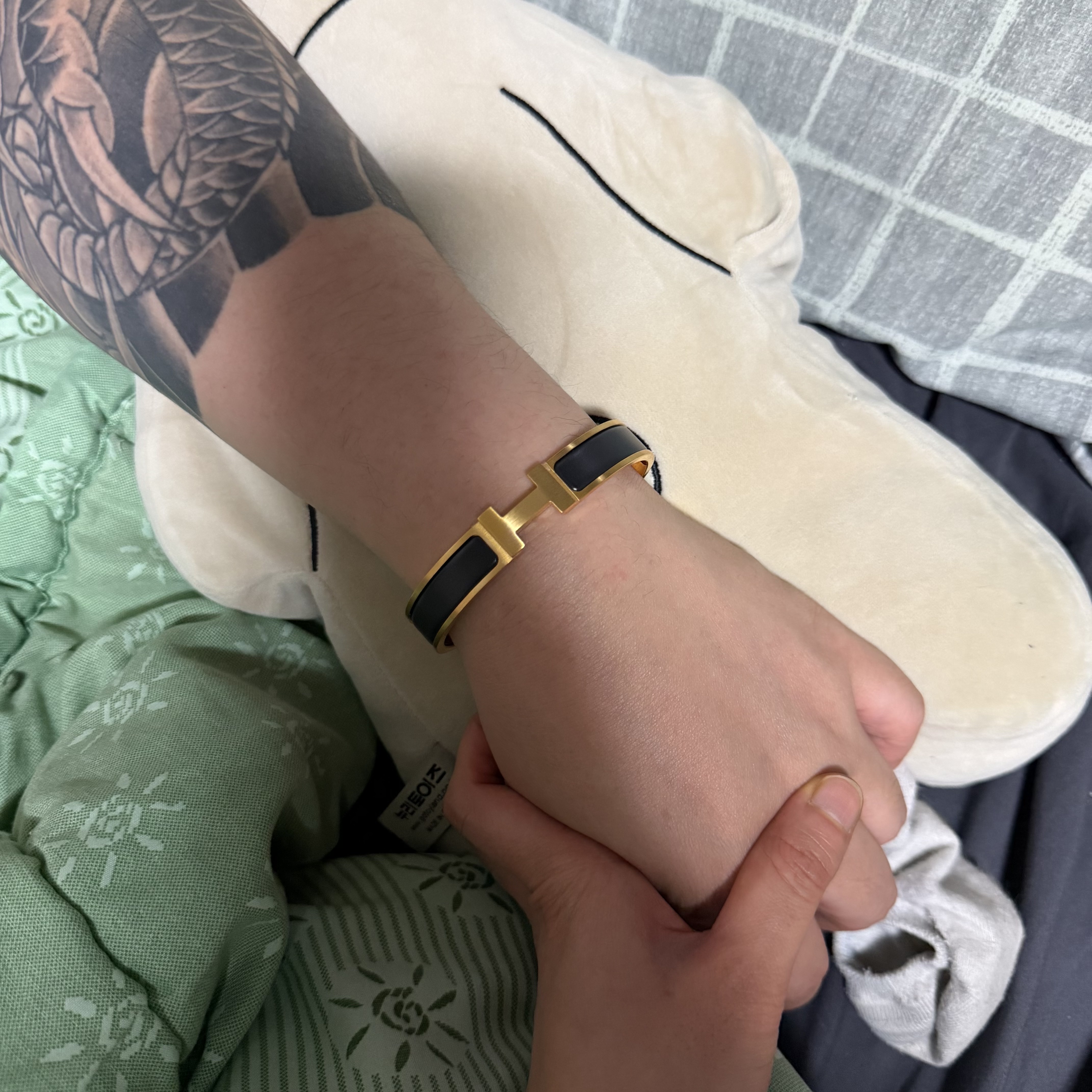 Hermes Clic HH Bracelet Gold & Noir Mat 착용 스타일 - 1