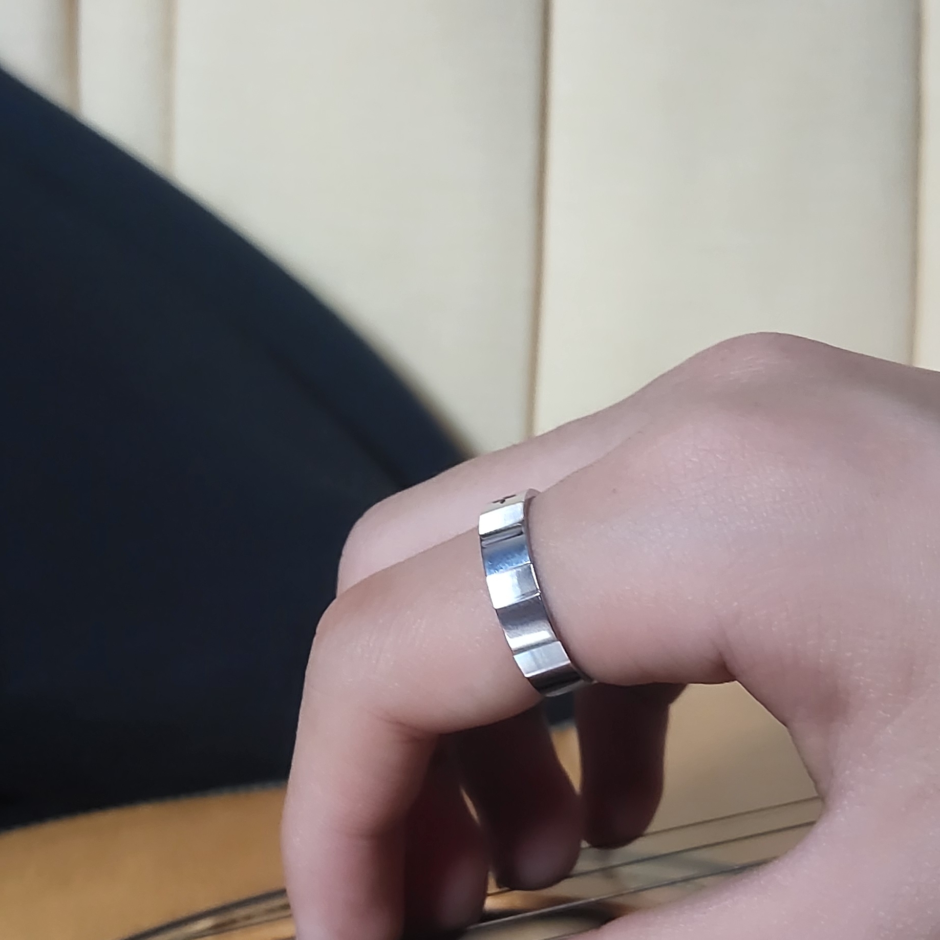 Riomeu Cutting Glossy Matte Ring 착용 스타일