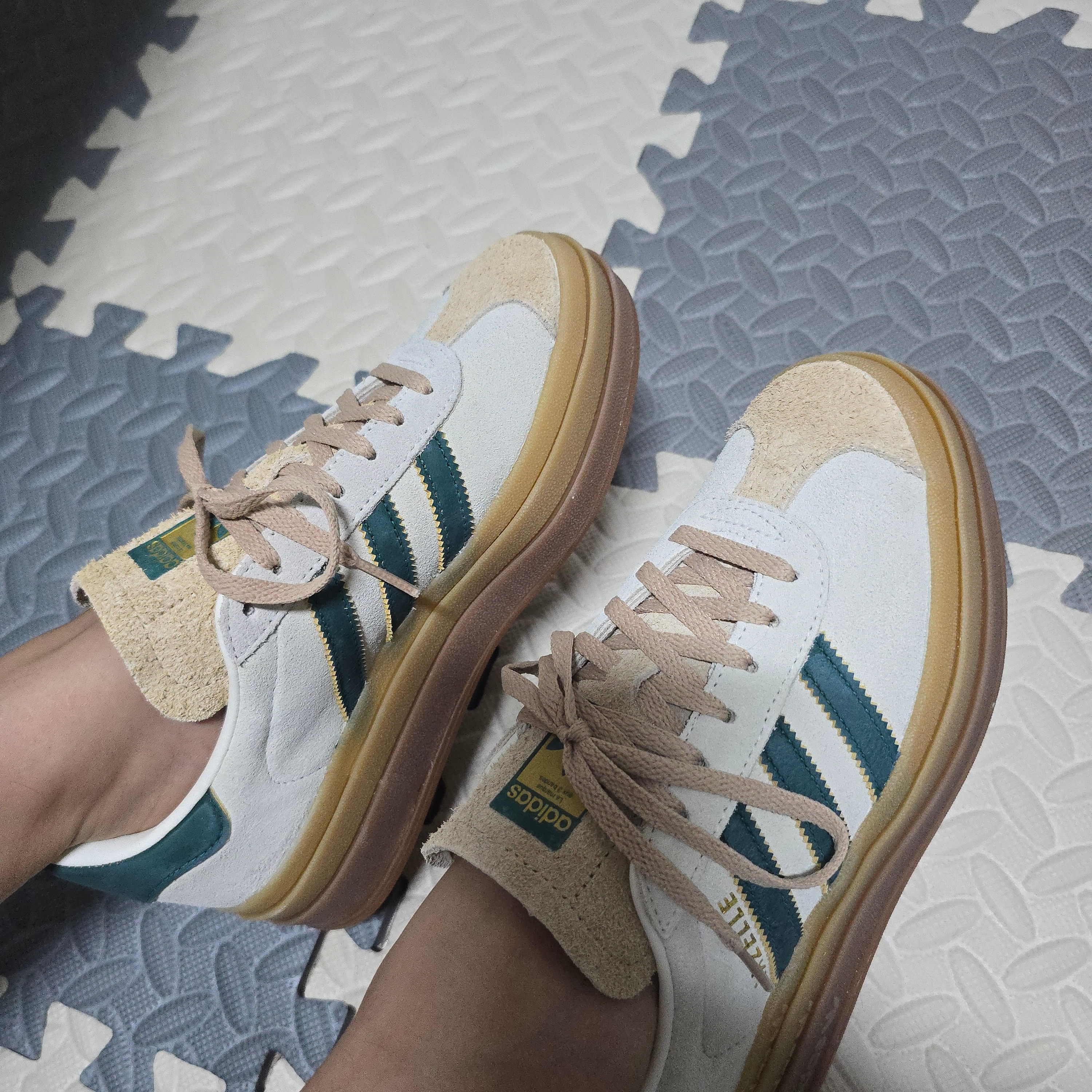 (W) Adidas Gazelle Bold Cream White Collegiate Green 착용 스타일