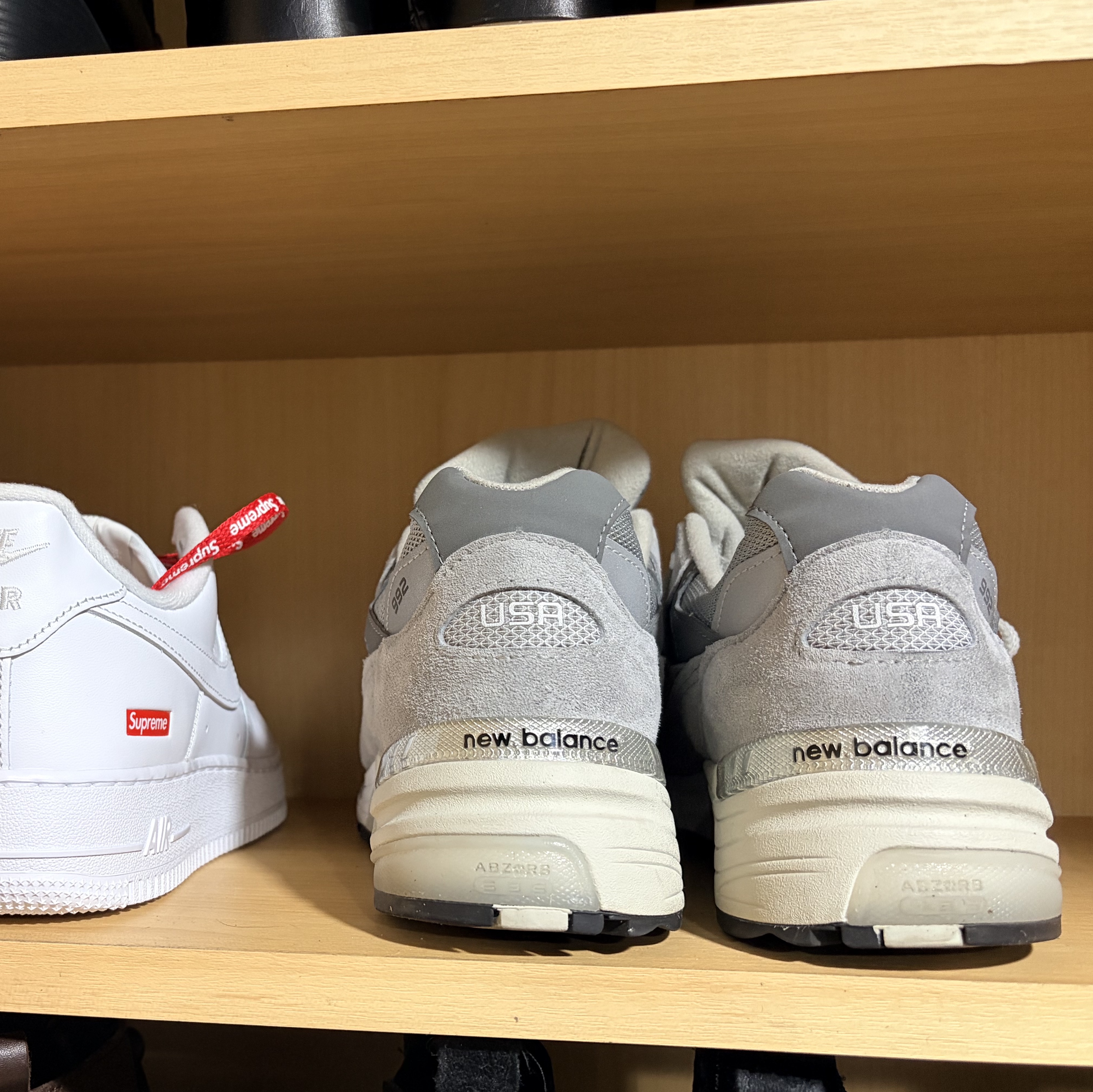 Nike x Supreme Air Force 1 Low White, New Balance 992 Made in USA Core Grey Silver Metallic 착용 스타일 - 2