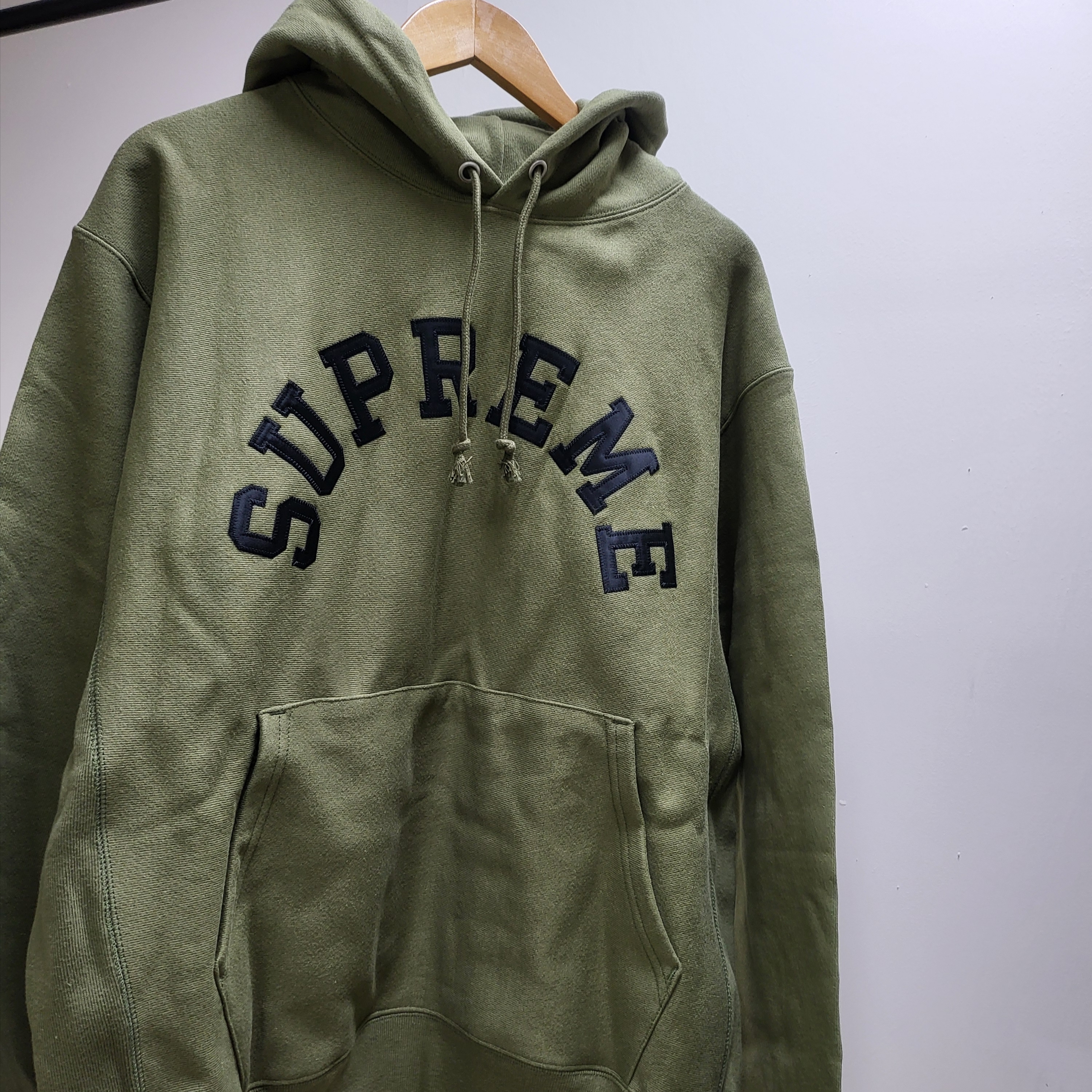 Supreme x Champion Hooded Sweatshirt Olive - 25SS 착용 스타일