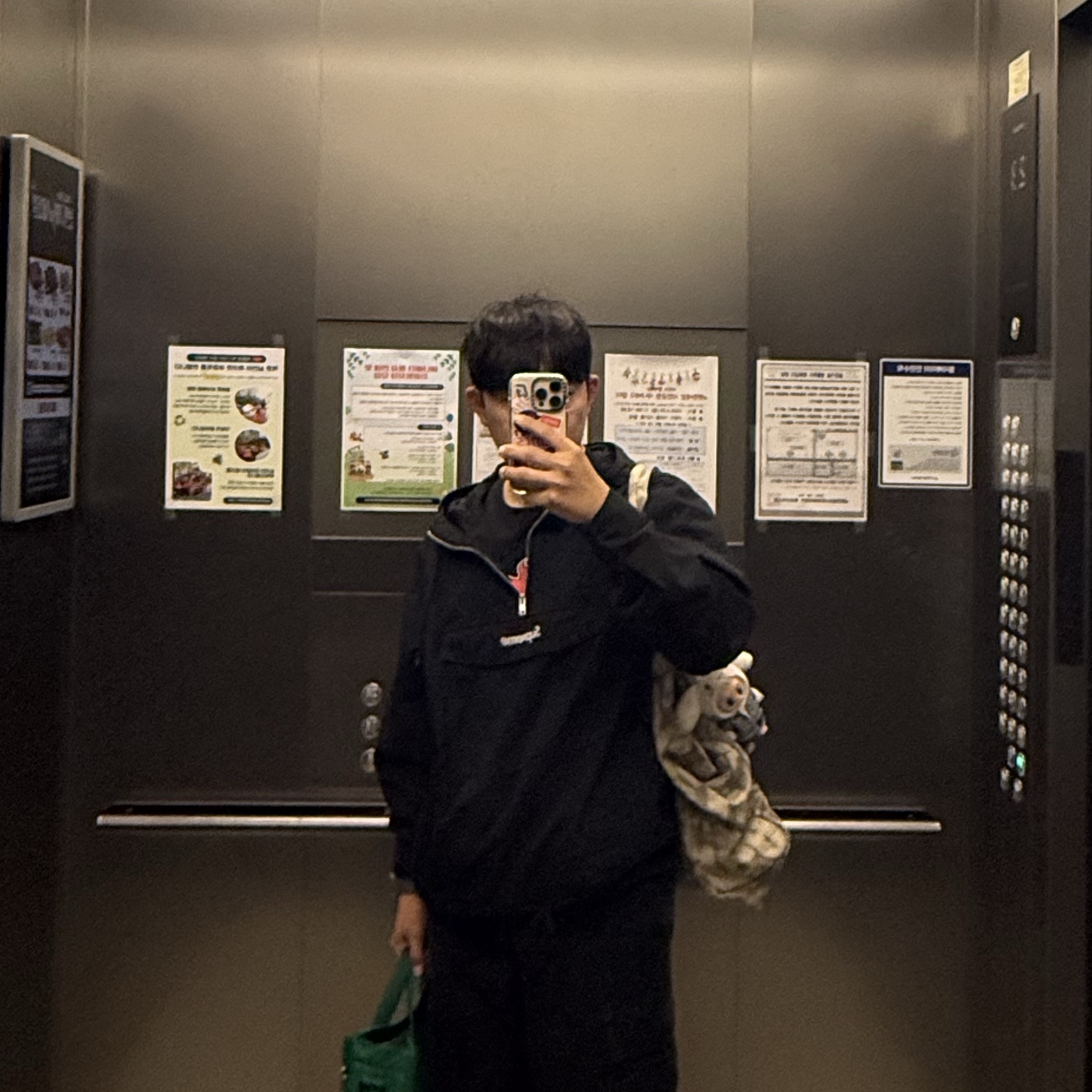 Alo Yoga Iconic Shopper Tote Bag Grey Tiedye, Supreme Cotton Utility Anorak Black - 24SS 착용 스타일