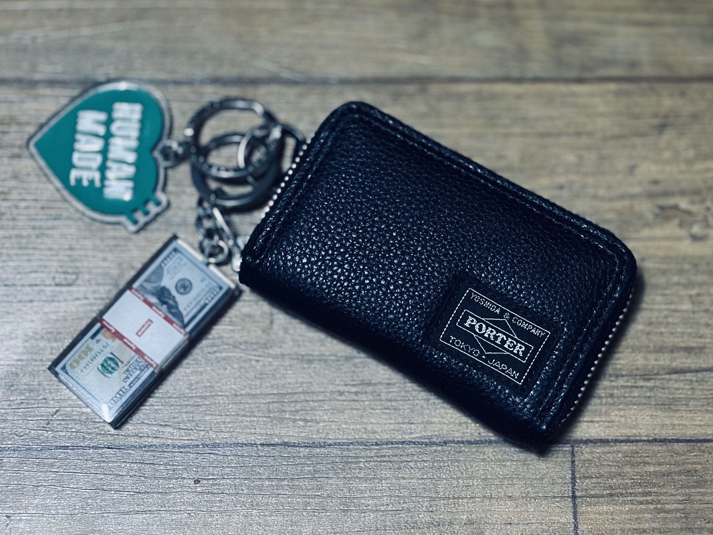 Human Made Acrylic Heart Keyring Green, Supreme Cash Paperweight Keychain Multicolor - 24FW 착용 스타일 - 1