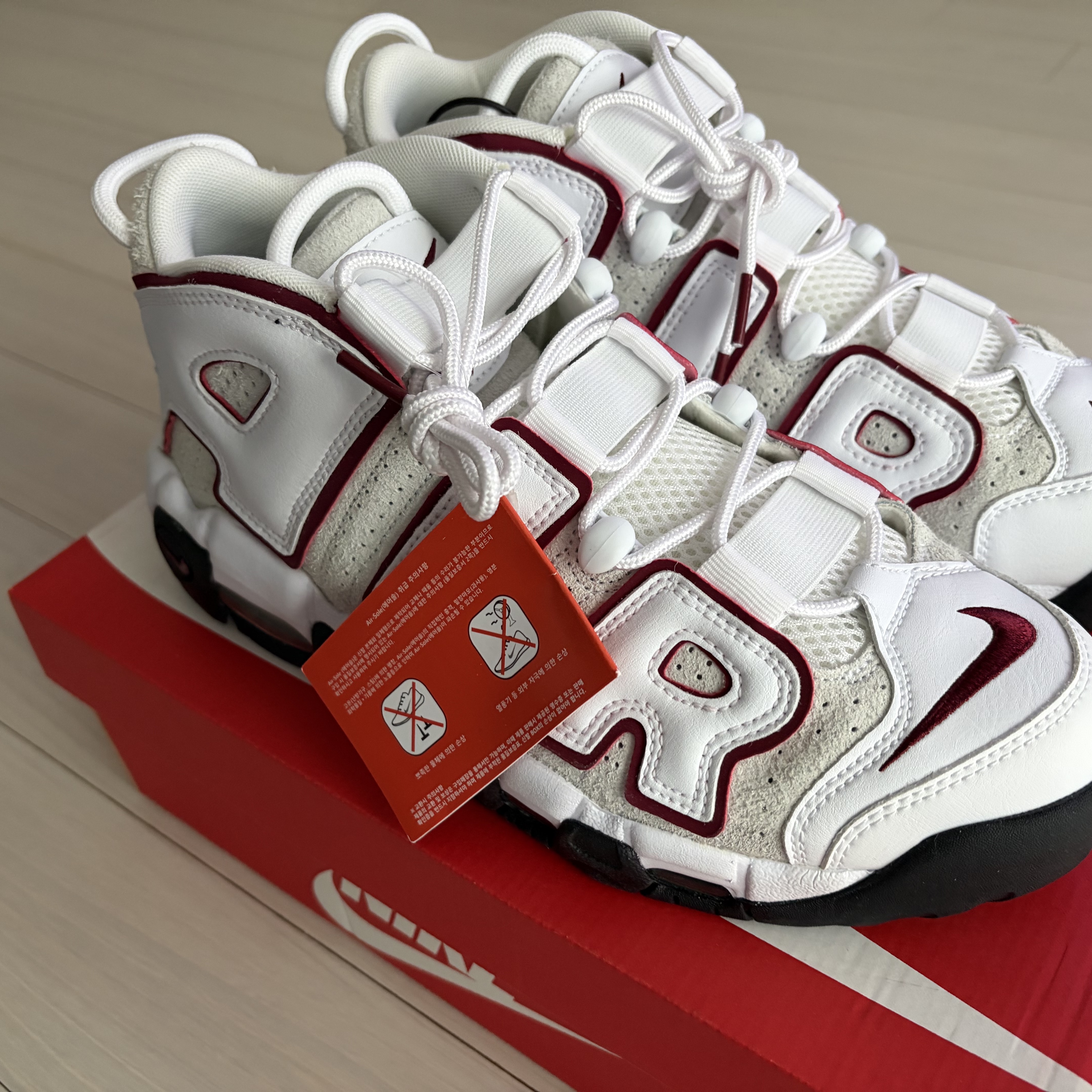 Nike Air More Uptempo 96 White Team Red 착용 스타일 - 1
