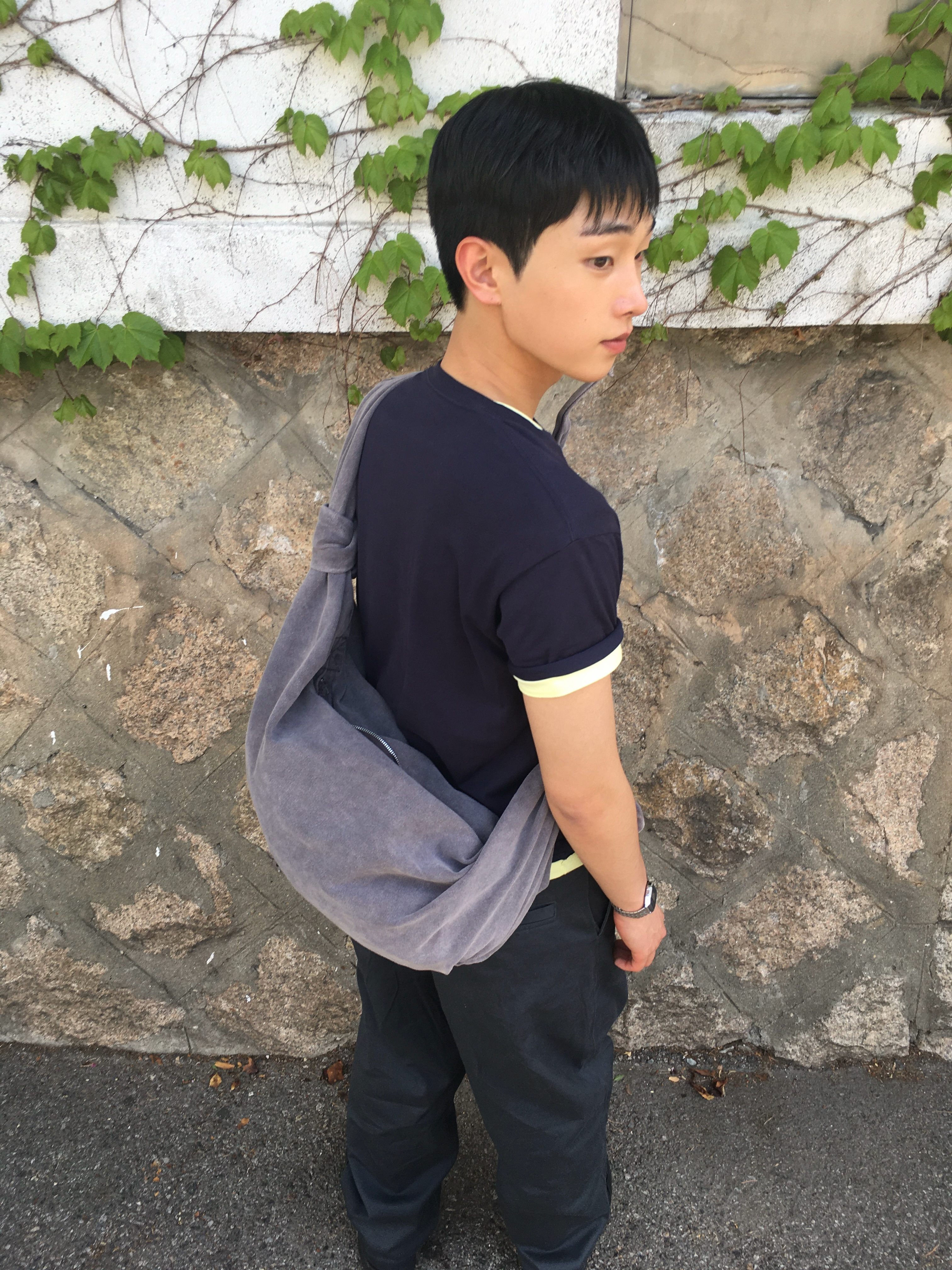 [KREAM 단독] Suade Washed Hobo Bag Gray 착용 스타일 - 2