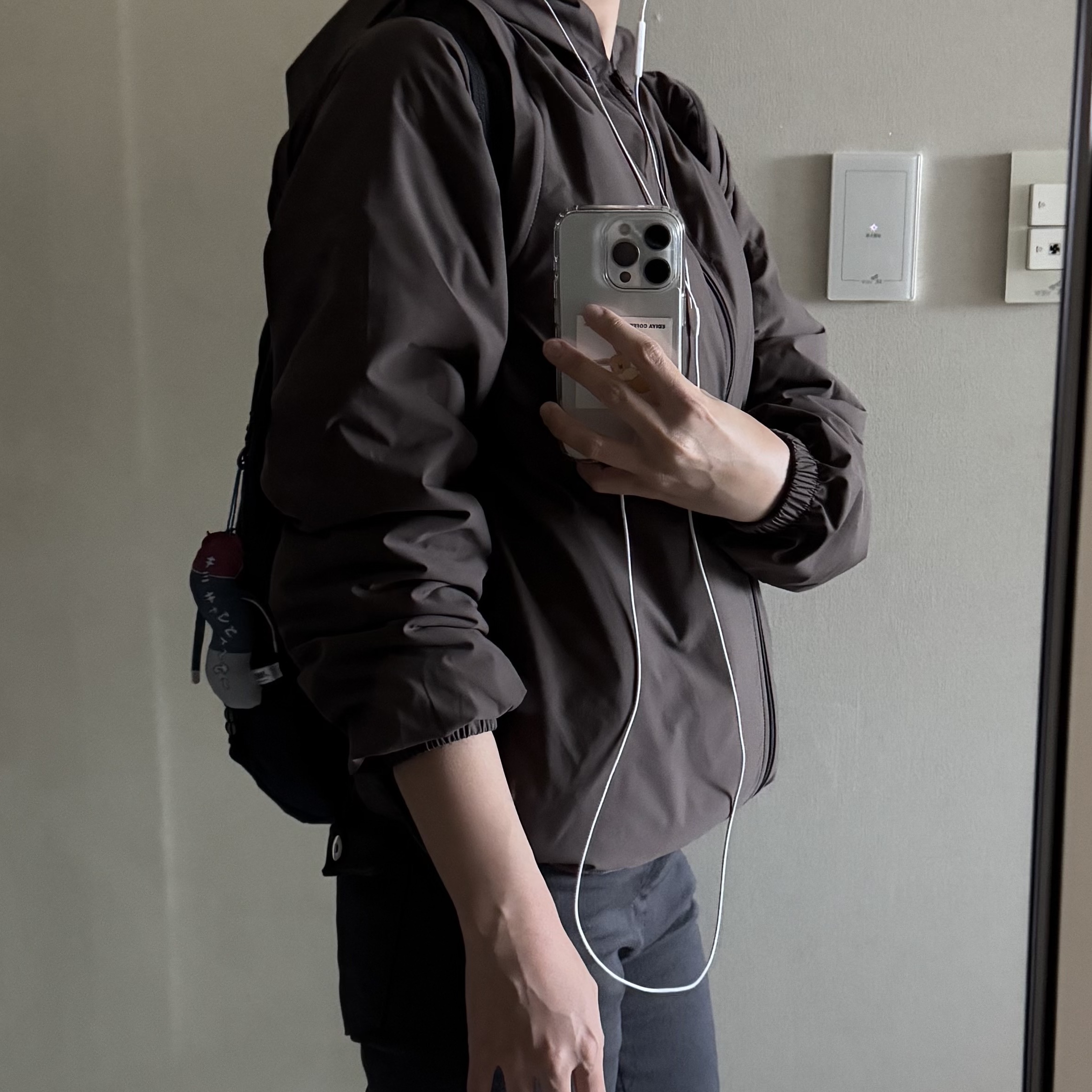 COYSEIO 038 2Way Light Windbreaker Brown 착용 스타일 - 1