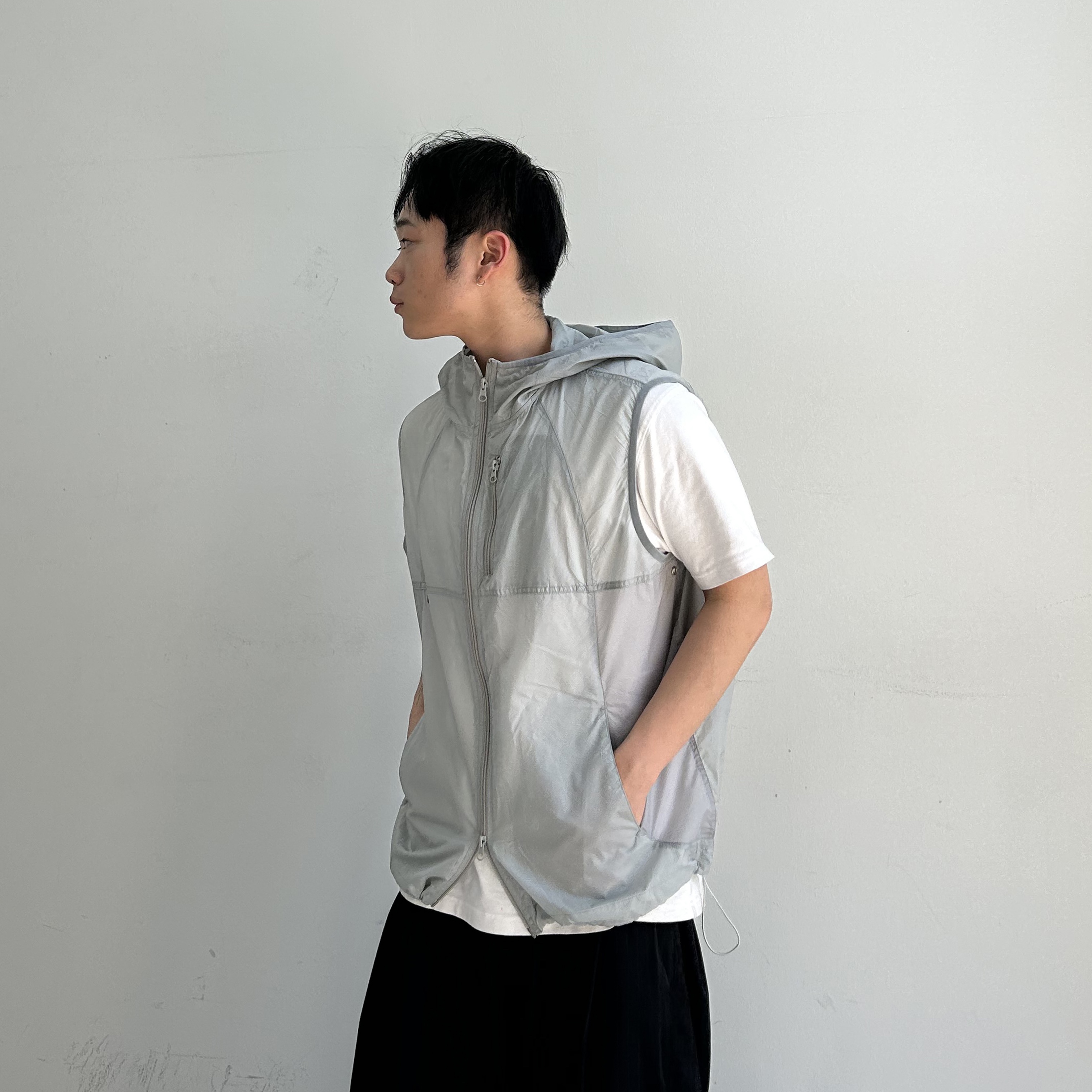 SPORT CHAMBER Light Active Hood Vest LIGHT GRAY 착용 스타일 - 3