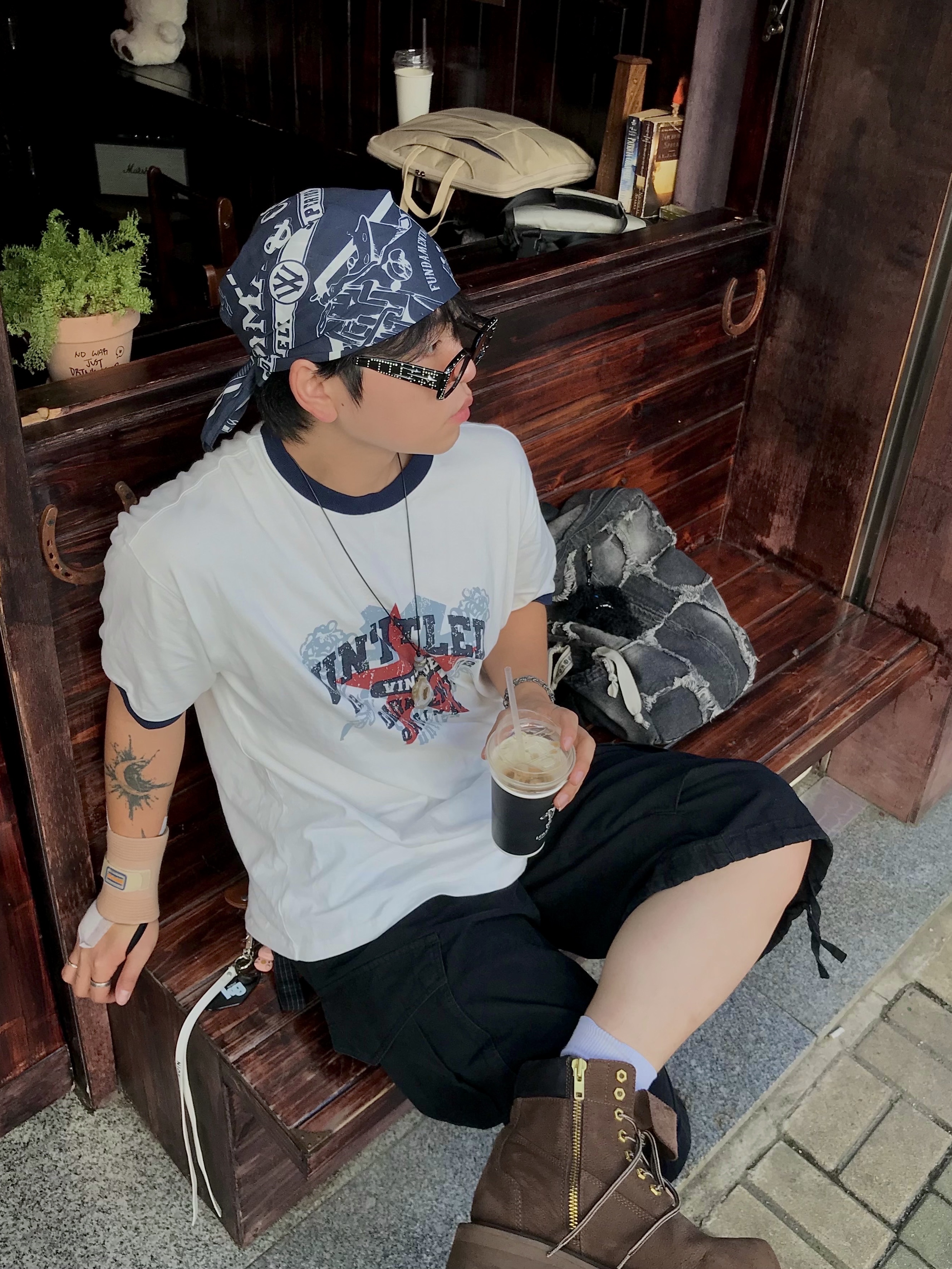Flavorism VTG Graphic Linger T-shirt White Navy, SOULESURES BOLD BELUGA Espresso Brown 착용 스타일 - 4